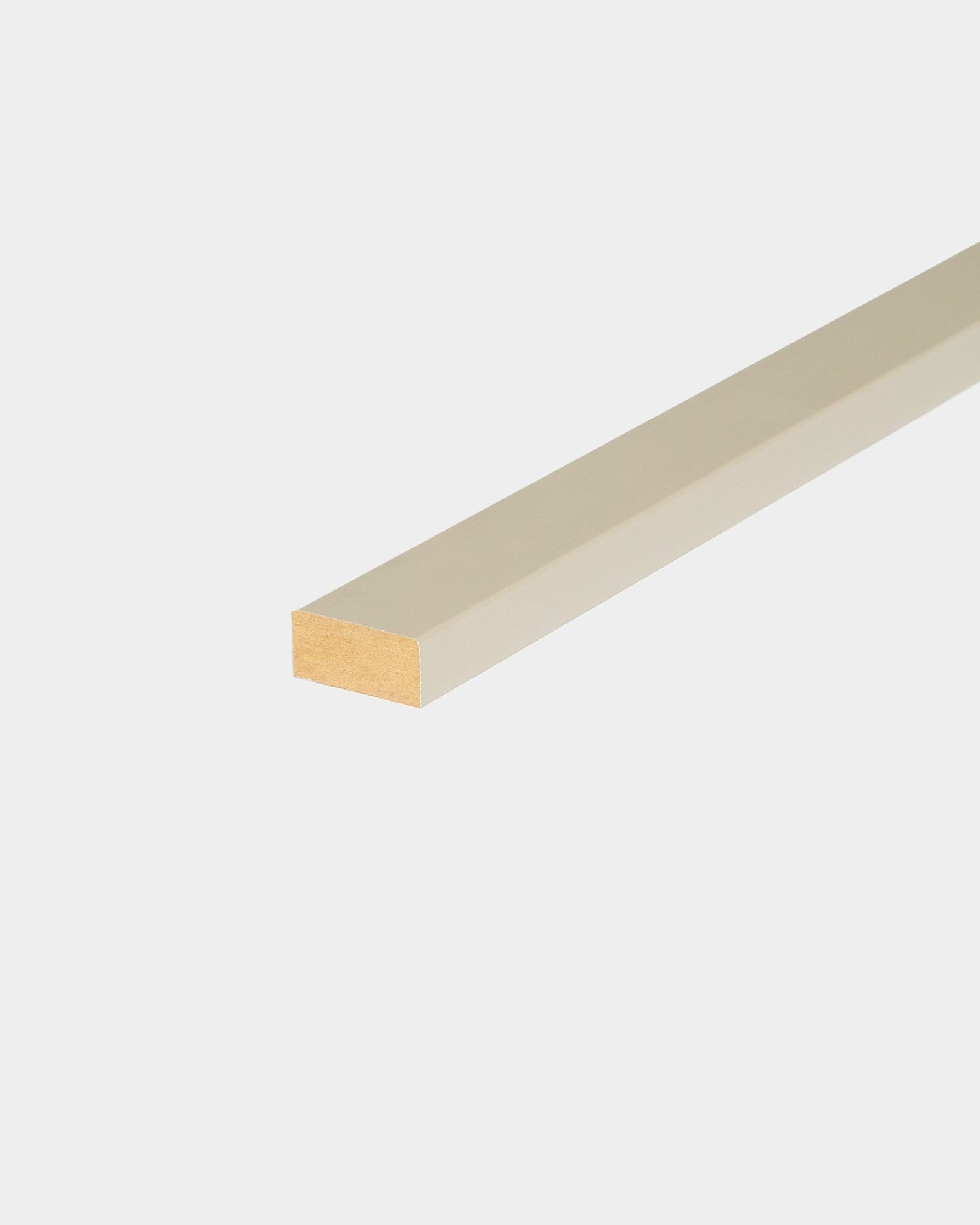 WoodUpp Lamella/Stone 240 cm Lamelle für die Kantenverkleidung von Akupanel mit glatter beige Oberfläche und sichtbarem Ende, entwickelt für nordische Akustikpaneel-Installationen.