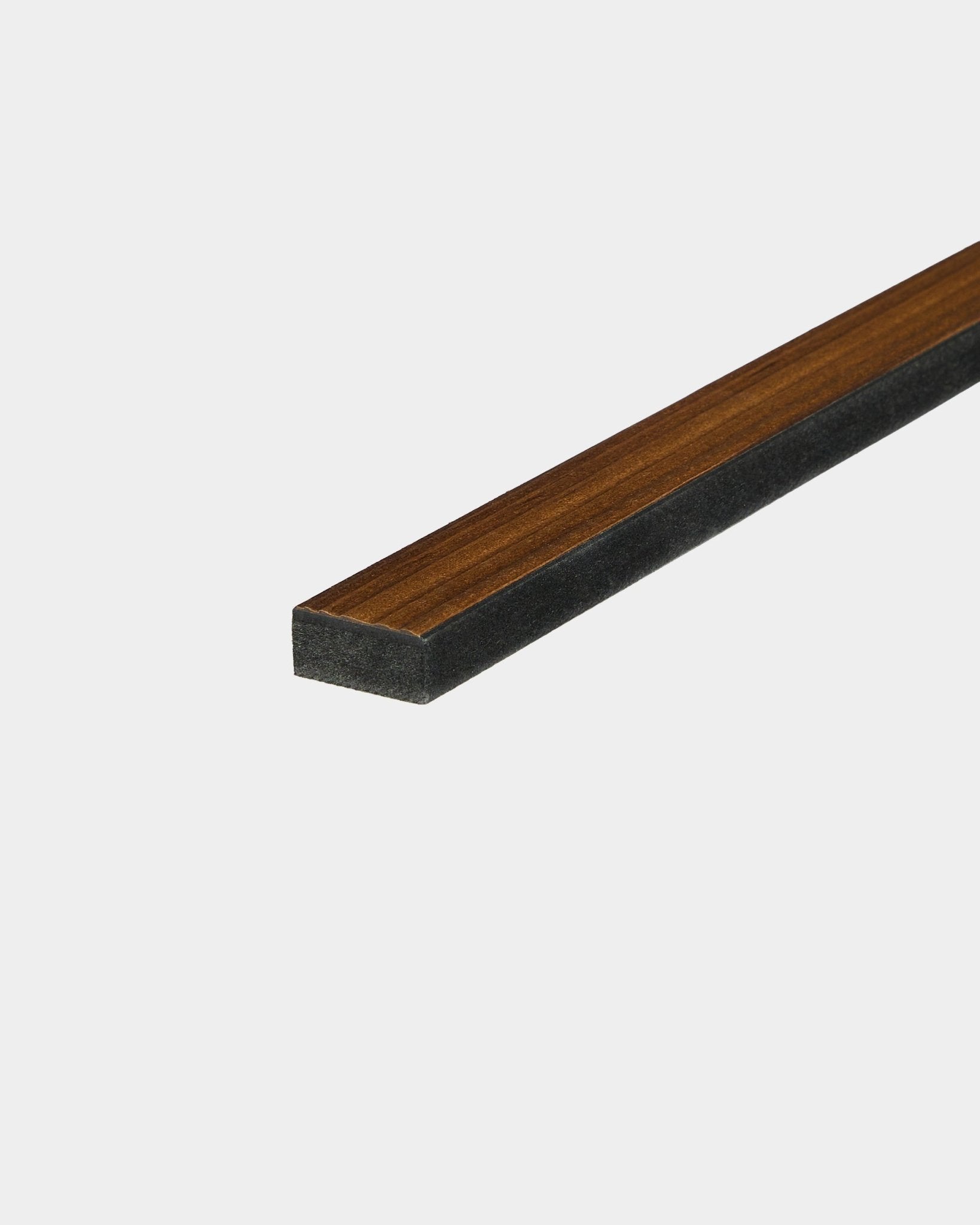 WoodUpp Lamella Rustic Smoked Larch Akustikpaneel, 240 cm, hat eine schmale, rechteckige Holzlamelle mit dunkler Basis und brown Oberseite auf weißem Hintergrund.