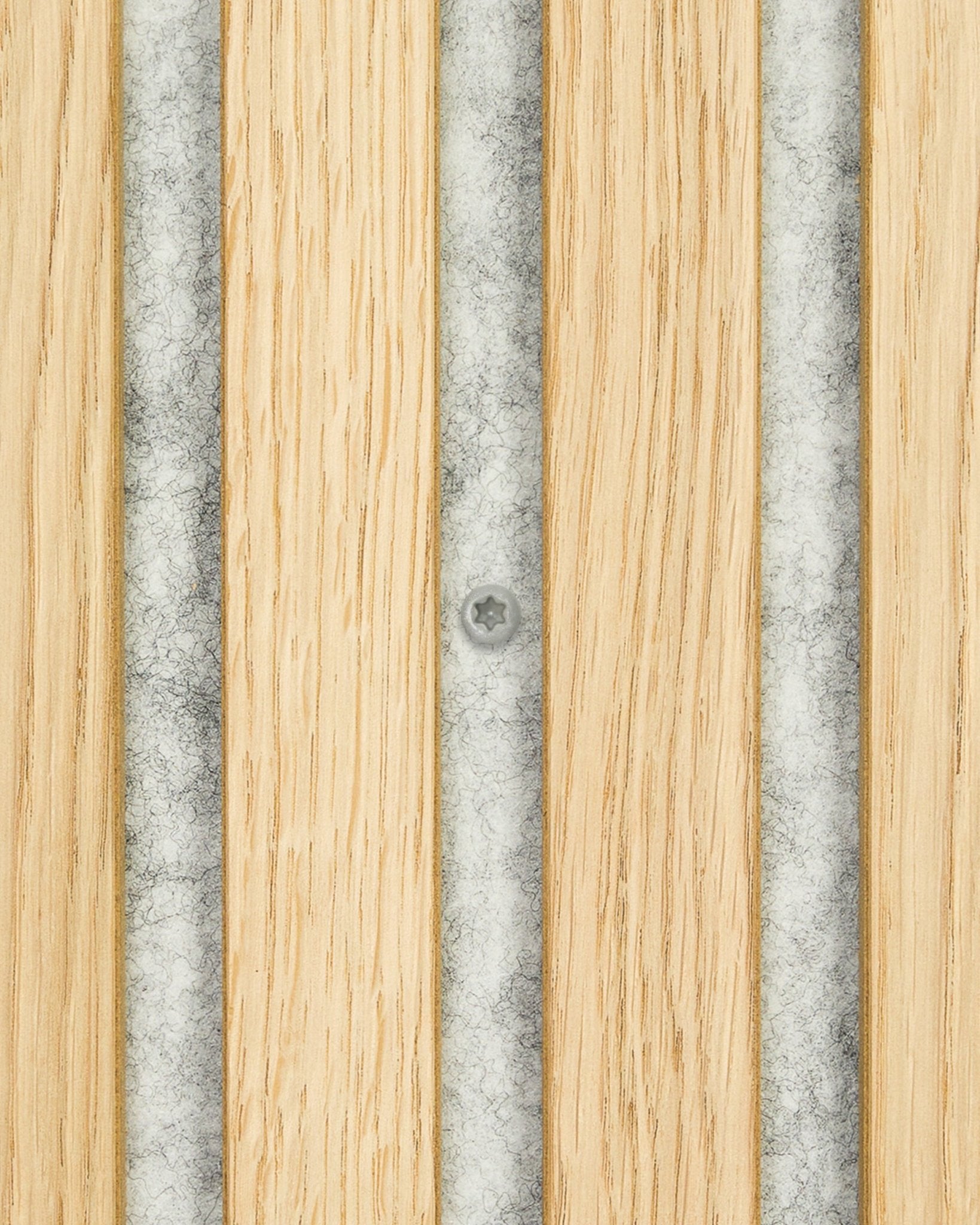 Eine einzelne WoodUpp Montageschraube sitzt mittig im grey Metallstreifen zwischen vertical Holzlamellen eines Akustikpaneel. Erhältlich im 100er-Pack.