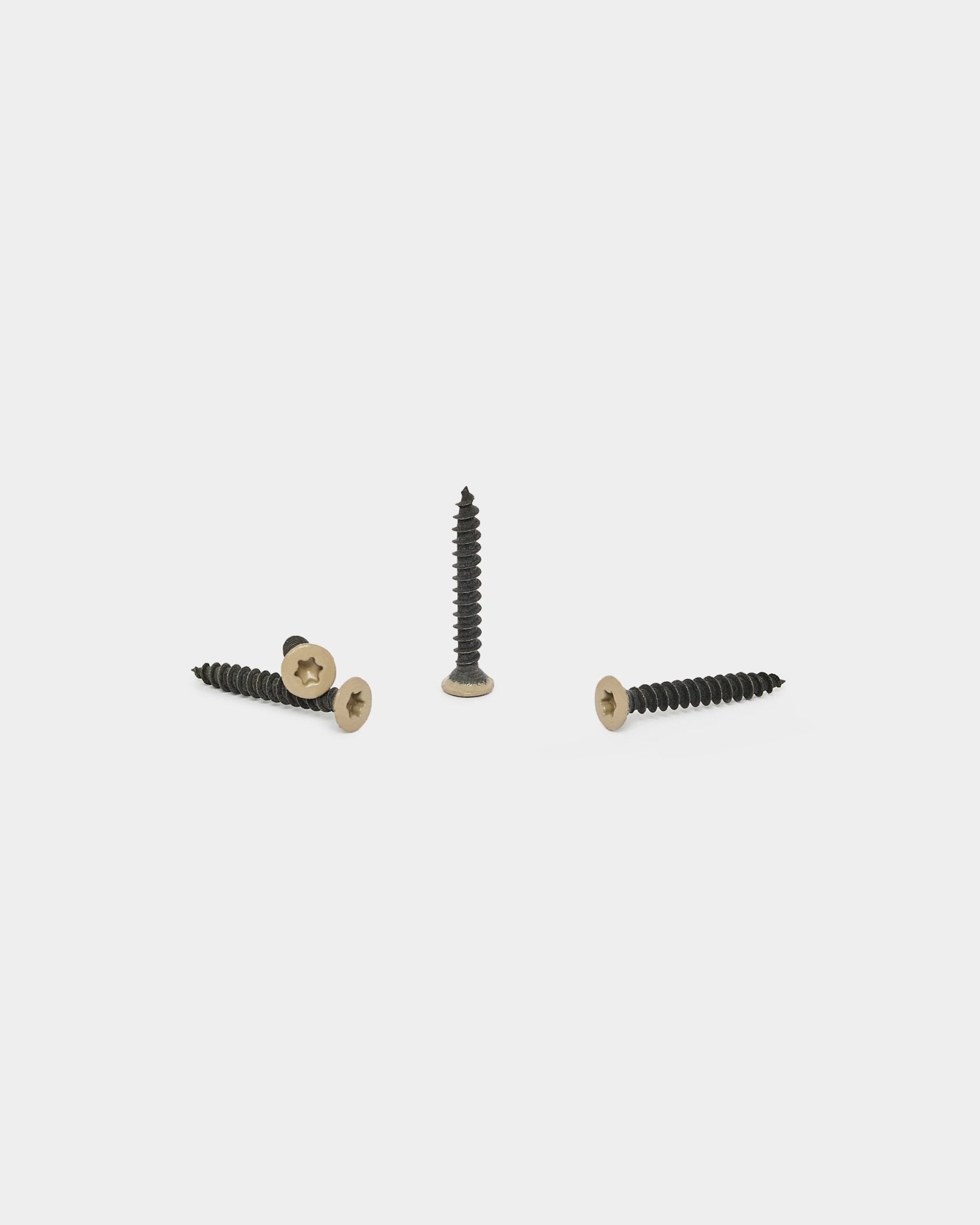 Drei beige WoodUpp Schrauben für die Installation von Akupanel Akustikpaneel, Teil des 100-teiligen Installation Products | Screws Sets, vor weißem Hintergrund gezeigt.
