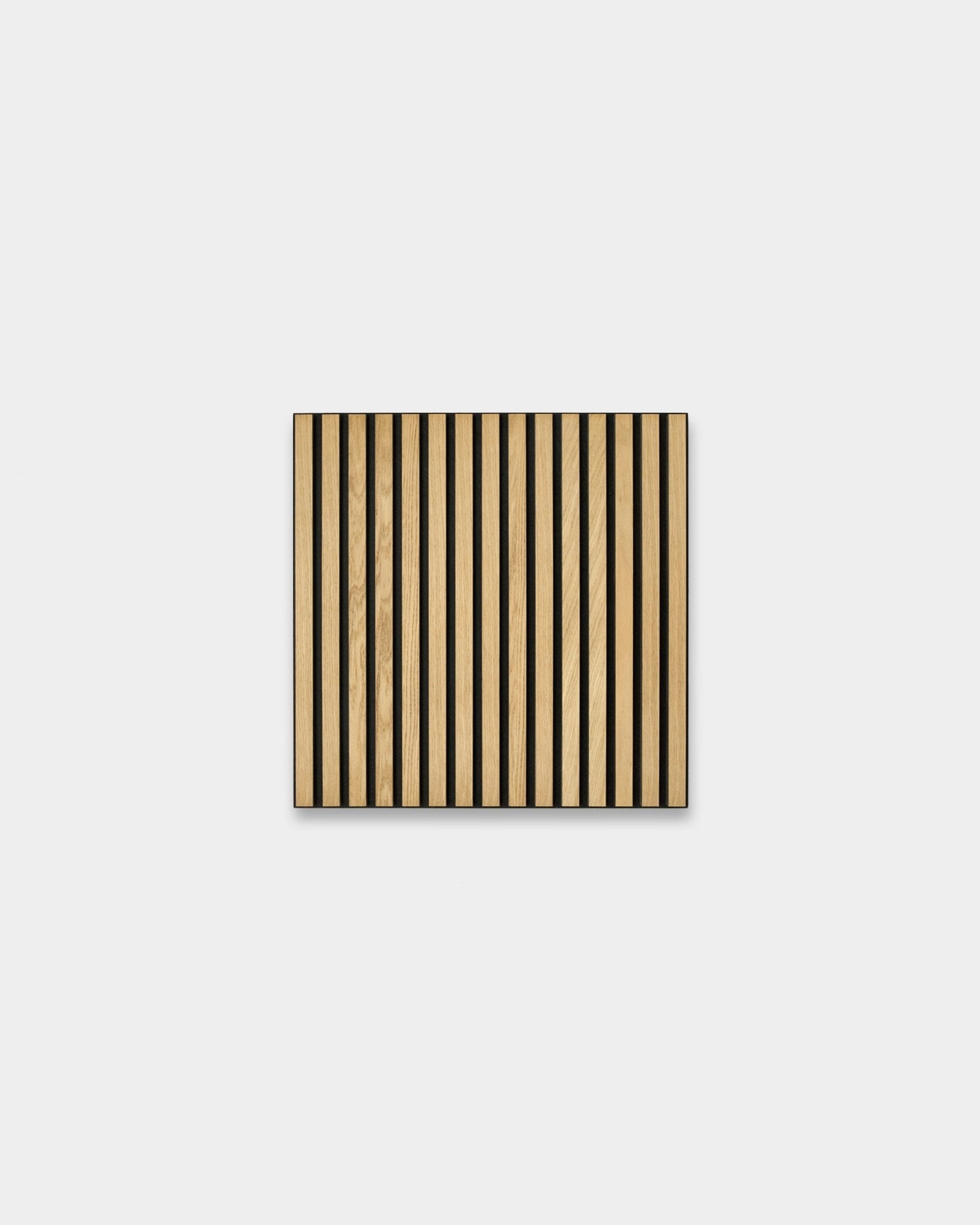 Akupixel Akustikpaneel von WoodUpp mit abwechselnden vertical Streifen aus Classic Oak-Furnier und black Filz auf black MDF, 60x60 cm, skandinavisches Design.