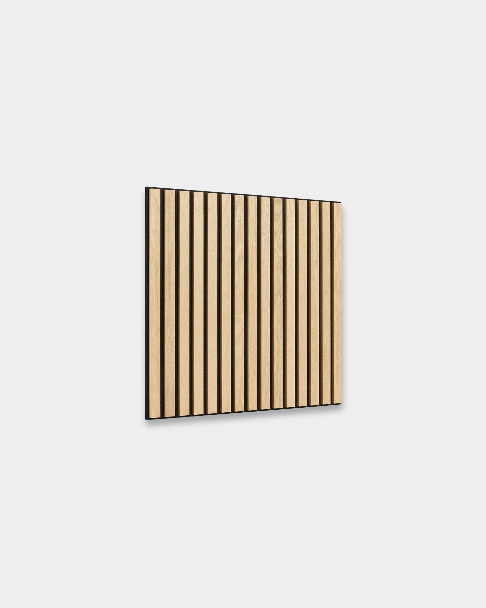WoodUpp Akupixel in Classic Oak mit black Filz, 60x60 cm, mit gleichmäßig angeordneten Lamellen und minimalistischem nordischem Design.