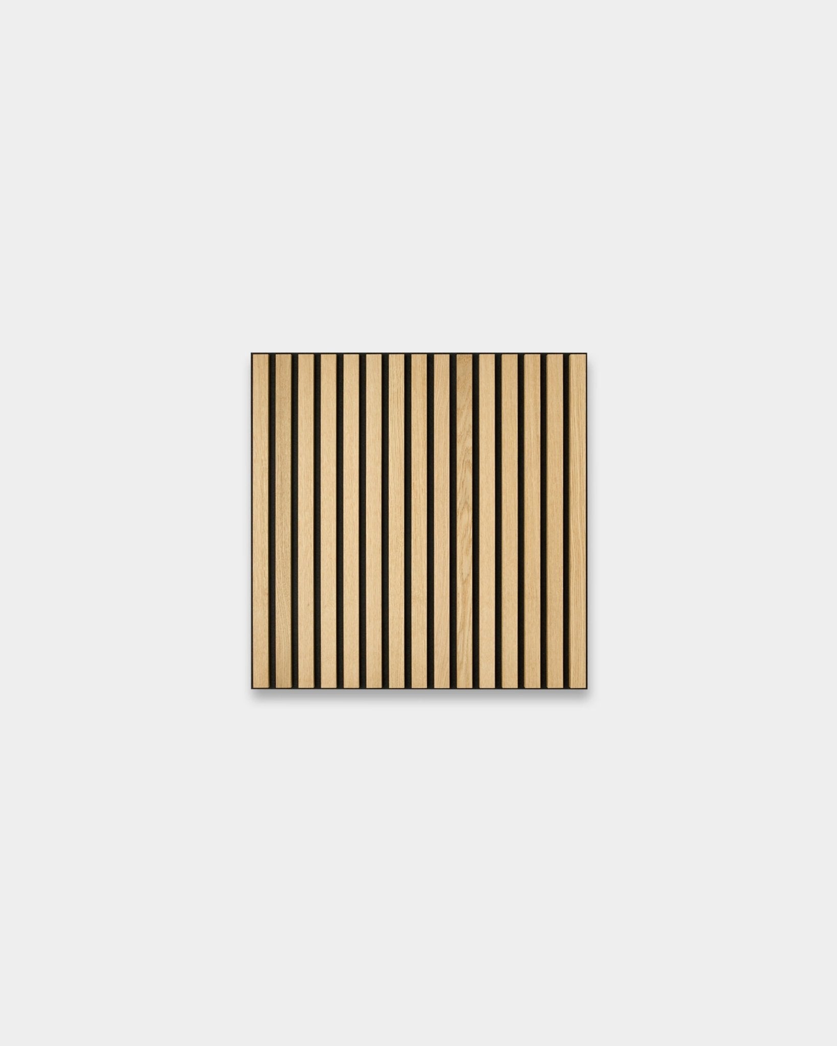 WoodUpp Akupixel Classic Oak Akustikpaneel, 60x60 cm, mit vertical Lamellen aus heller Eiche und black Filzstreifen auf hellgrauem Hintergrund.