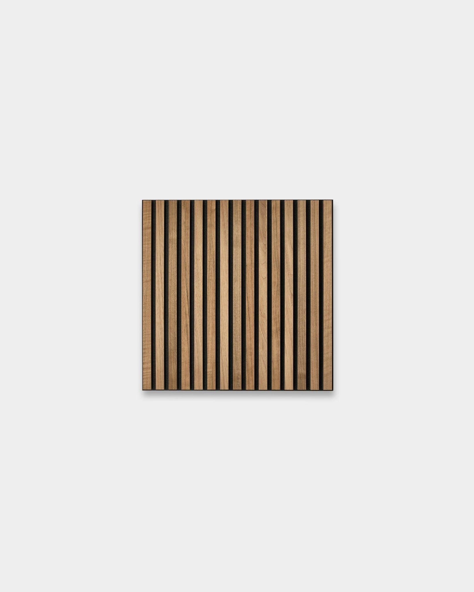 WoodUpp Akupixel Akustikpaneel in Walnuss, 60 x 60 cm, zeigt ein skandinavisches Lamellendesign mit abwechselnd hellen und dunklen Holzstreifen auf grauer Basis.