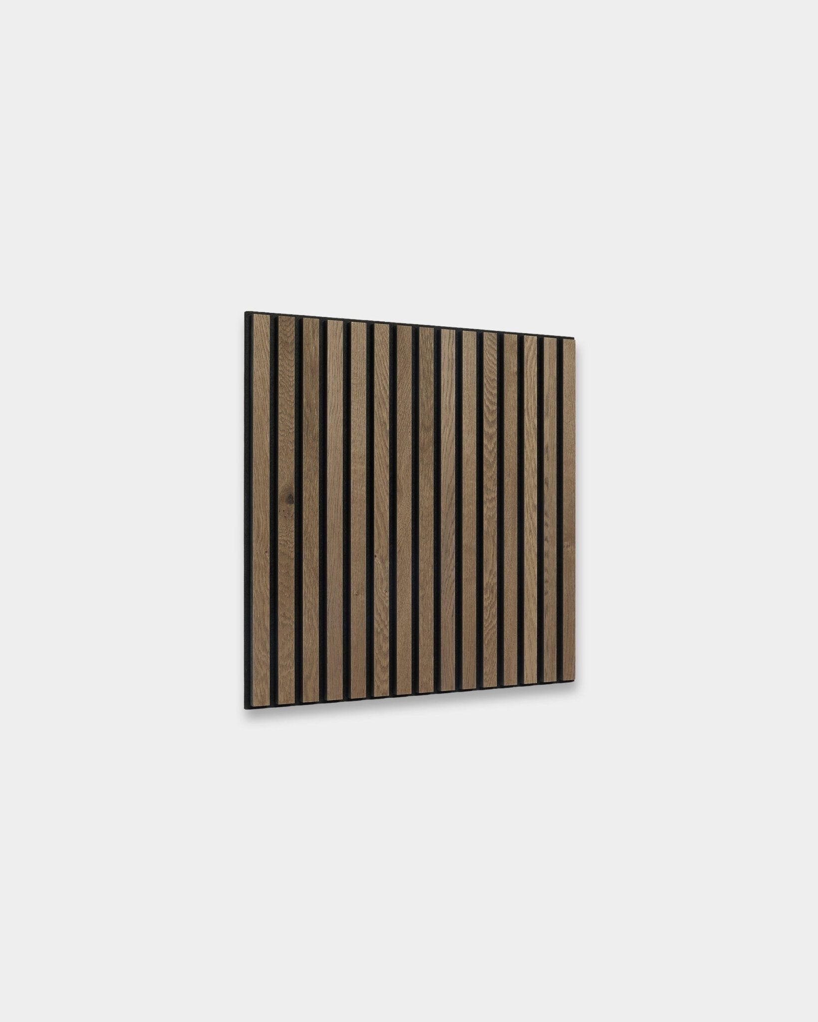 WoodUpp Akupixel Akustikpaneel in grey oak, 60x60 cm, mit vertical dunklen brown Lamellen im skandinavischen Stil an einer hellgrauen Wand.