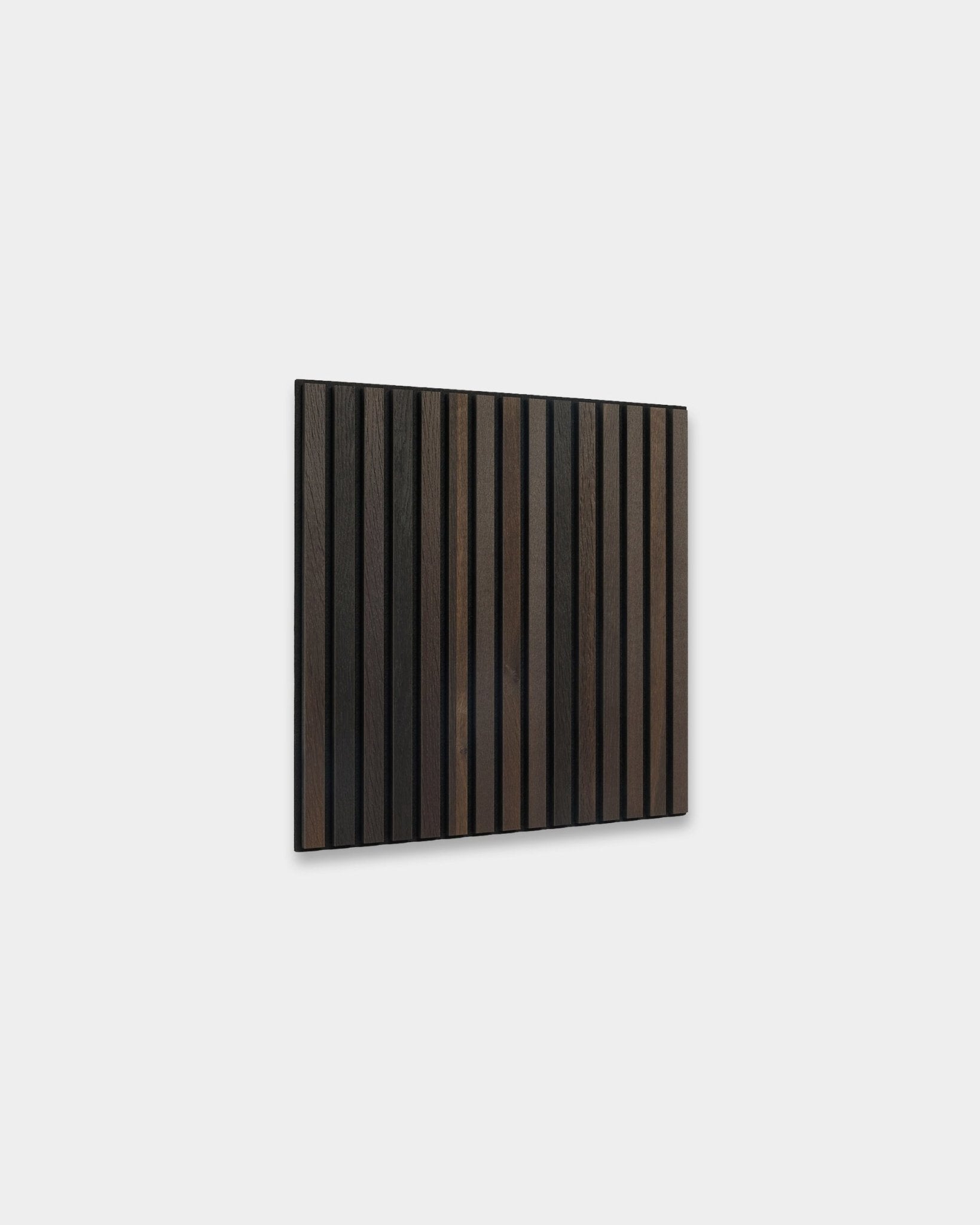 WoodUpp Akupixel Akustikpaneel in Smoked Oak, 60 x 60 cm, mit vertical black und dunklen brown-Lamellen in einem nordisch inspirierten, minimalistischen Design.