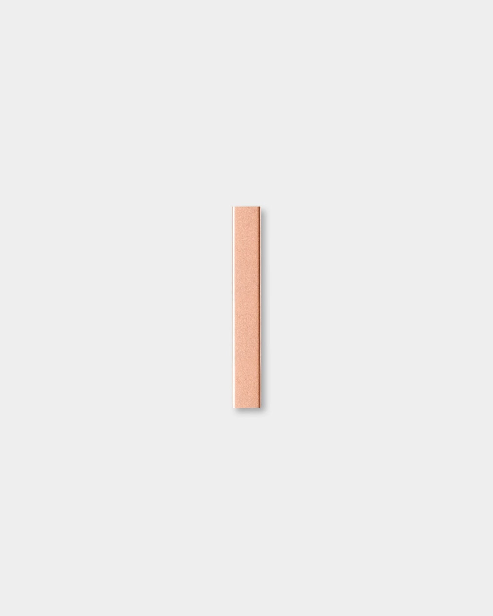Das Akustikholzpaneel Liva | Cover / Copper von WoodUpp mit einer Breite von 20 cm ist mittig vor einem schlichten hellgrauen Hintergrund platziert.