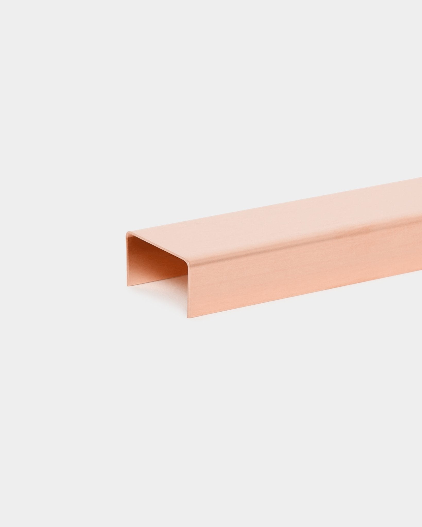 Das Liva | Cover / Copper, 20 cm von WoodUpp ist ein rechteckiges Zubehör in copper für Akupanel Akustikpaneele, dargestellt vor einem schlichten weißen Hintergrund.