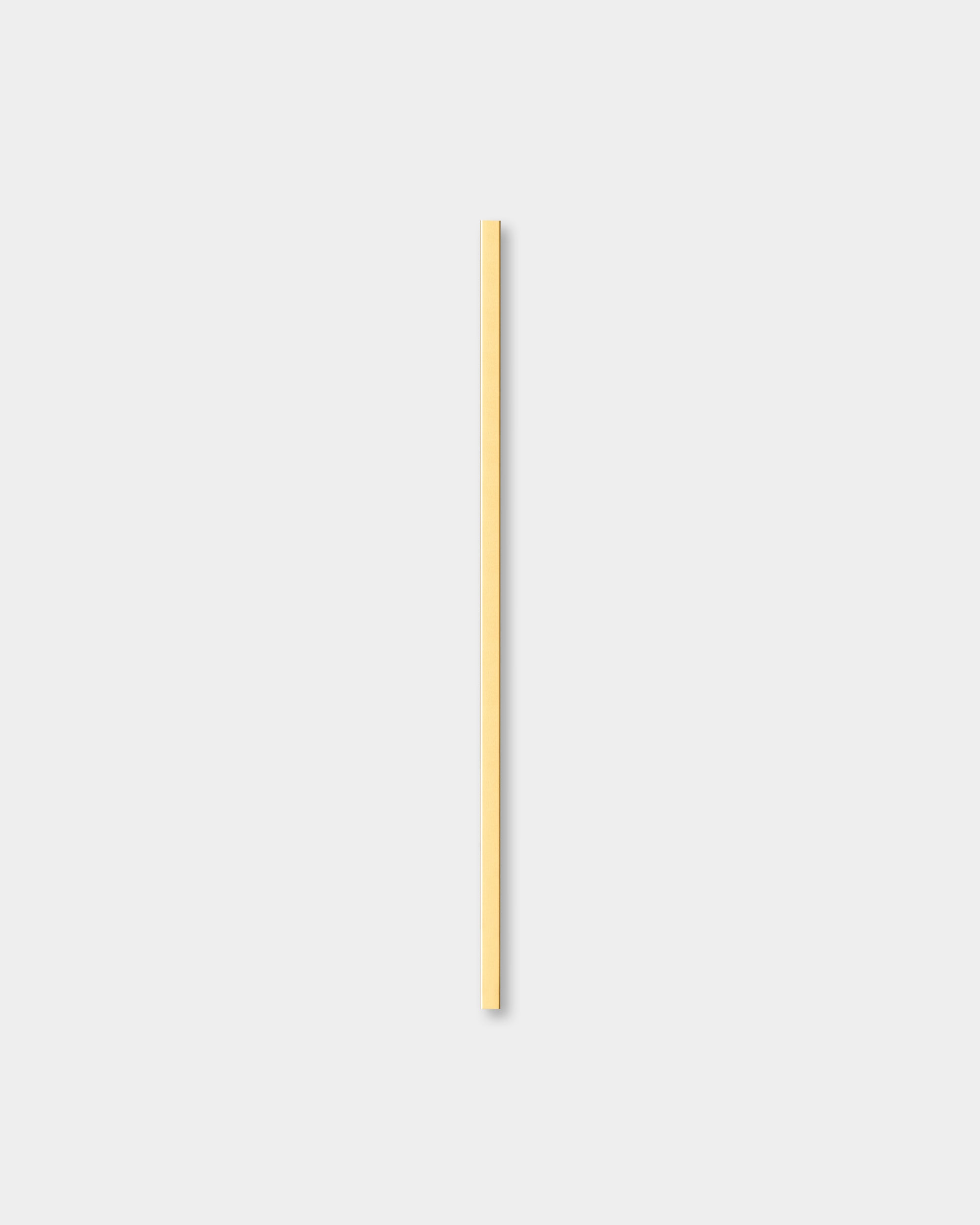 Der Liva | Cover / Brass, 120 cm Akustikpaneel von WoodUpp ist vor einem schlichten, hellgrauen Hintergrund platziert und zeigt sein minimalistisches nordisches Design.