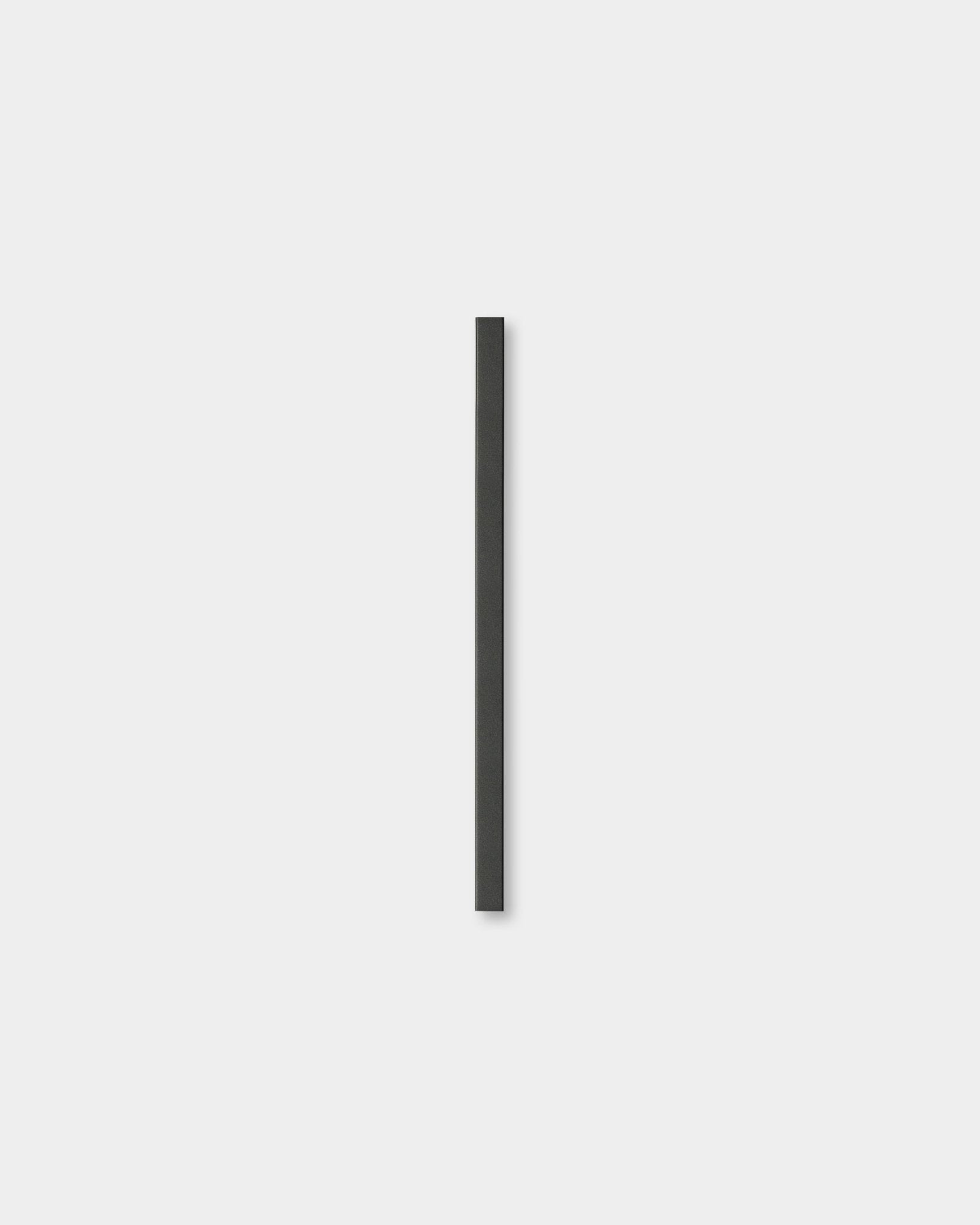 Das Liva | Cover / Black Aluminum 60 cm von WoodUpp ist ein minimalistisches Akustikpaneel mit einer einzelnen black vertical Linie auf hellgrauem Hintergrund.