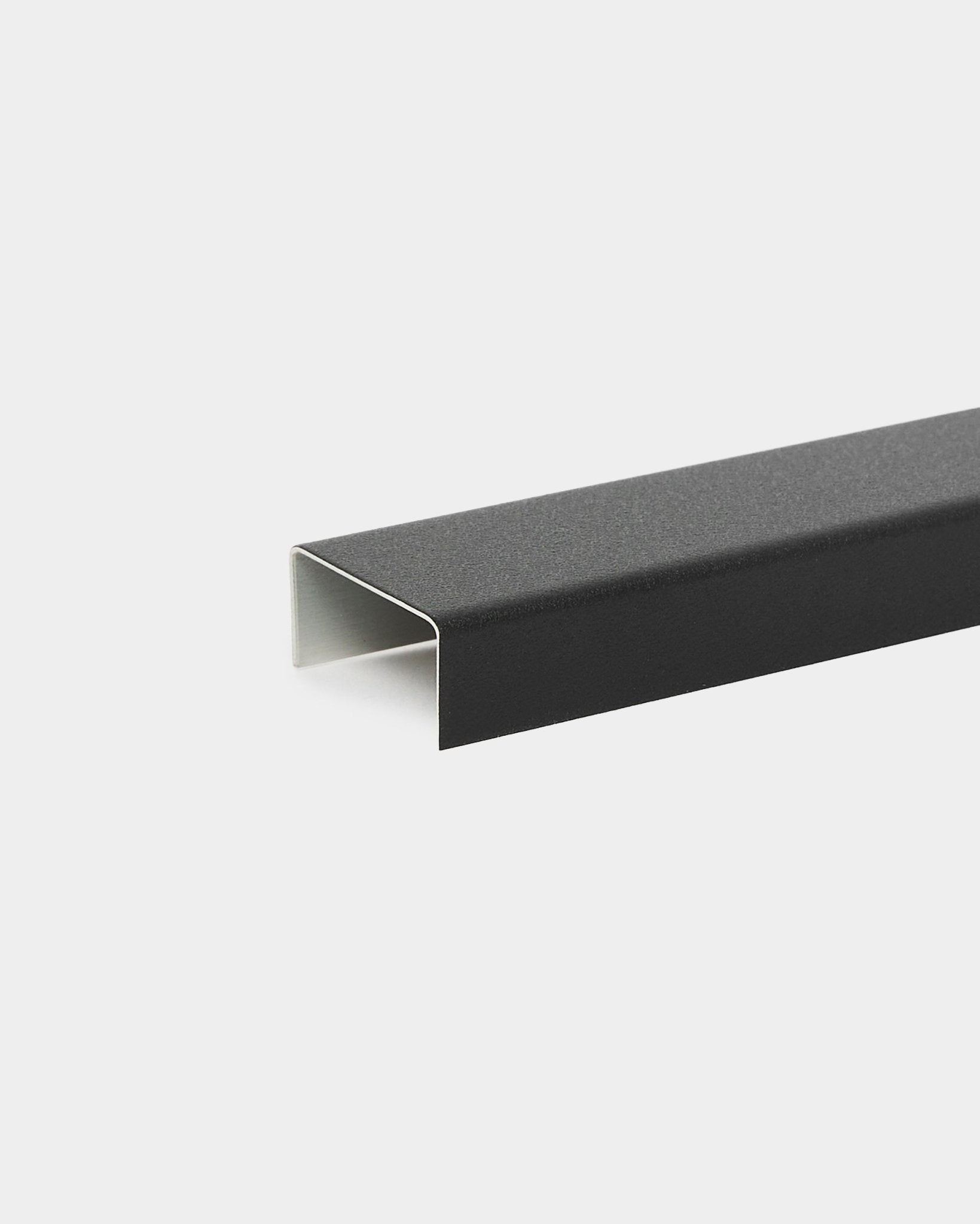 Black Aluminium-Liva-Cover (60 cm) von WoodUpp, konzipiert als Zubehör oder Metallabschluss für Akustikpaneele oder dekorative Wandinstallationen.