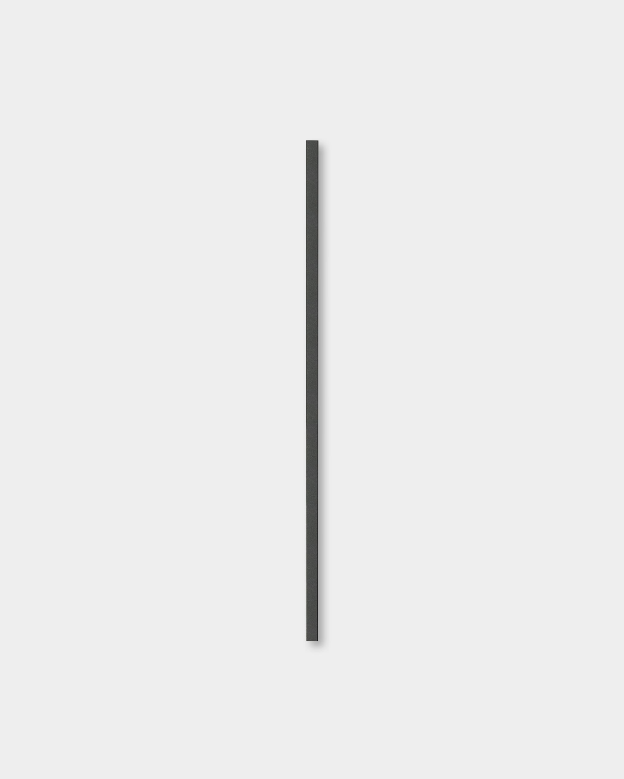 Die Liva | Abdeckung in black Aluminium, 120 cm, von WoodUpp wurde als vertical Abdeckung für Akupanel Akustikholzpaneele oder minimalistische nordische Interieurs entworfen.