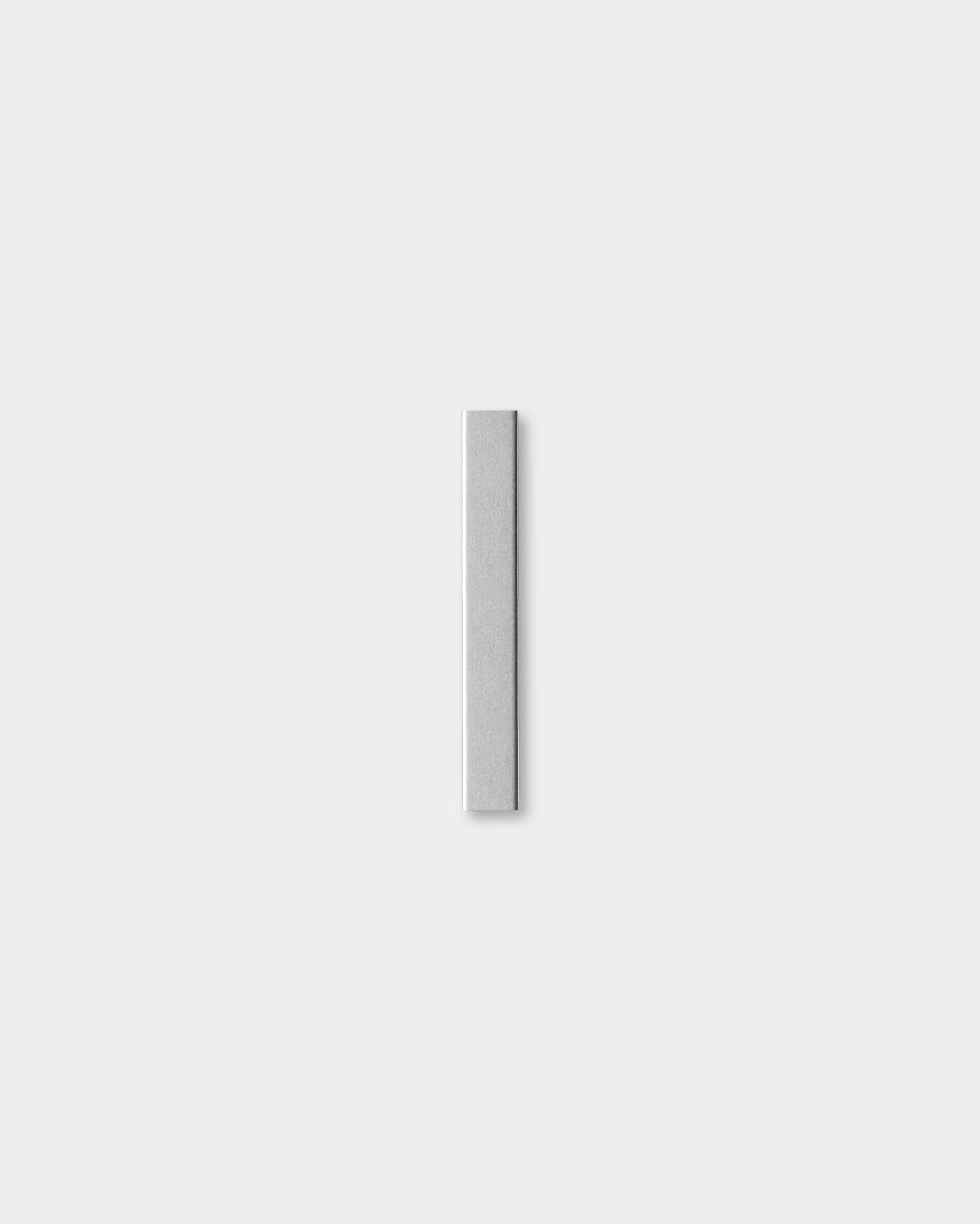 Liva | Cover von WoodUpp, ein poliertes steel Akustikpaneel-Accessoire (20 cm), ist mittig auf einem hellgrauen Hintergrund platziert.