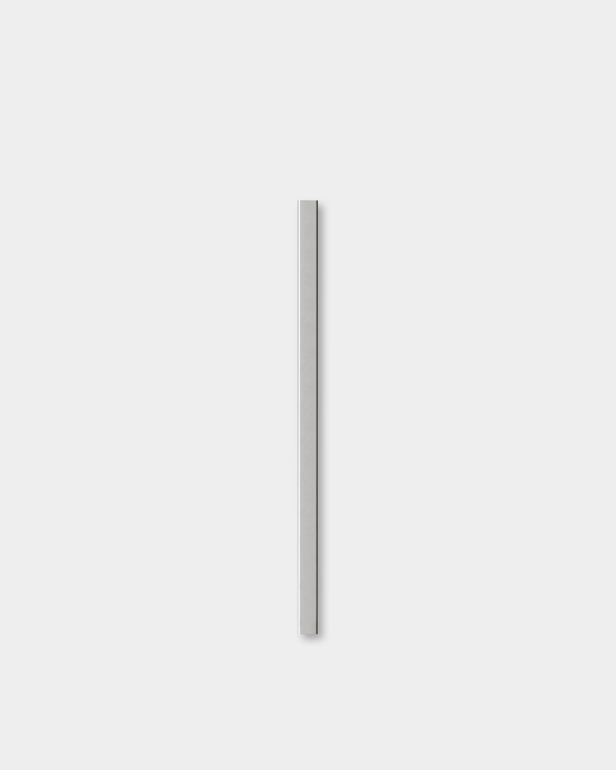 Die Liva | Cover in poliertem steel (60 cm) von WoodUpp ist vor einem hellgrauen Hintergrund dargestellt und betont das minimalistische nordische Akustikpaneel Design.