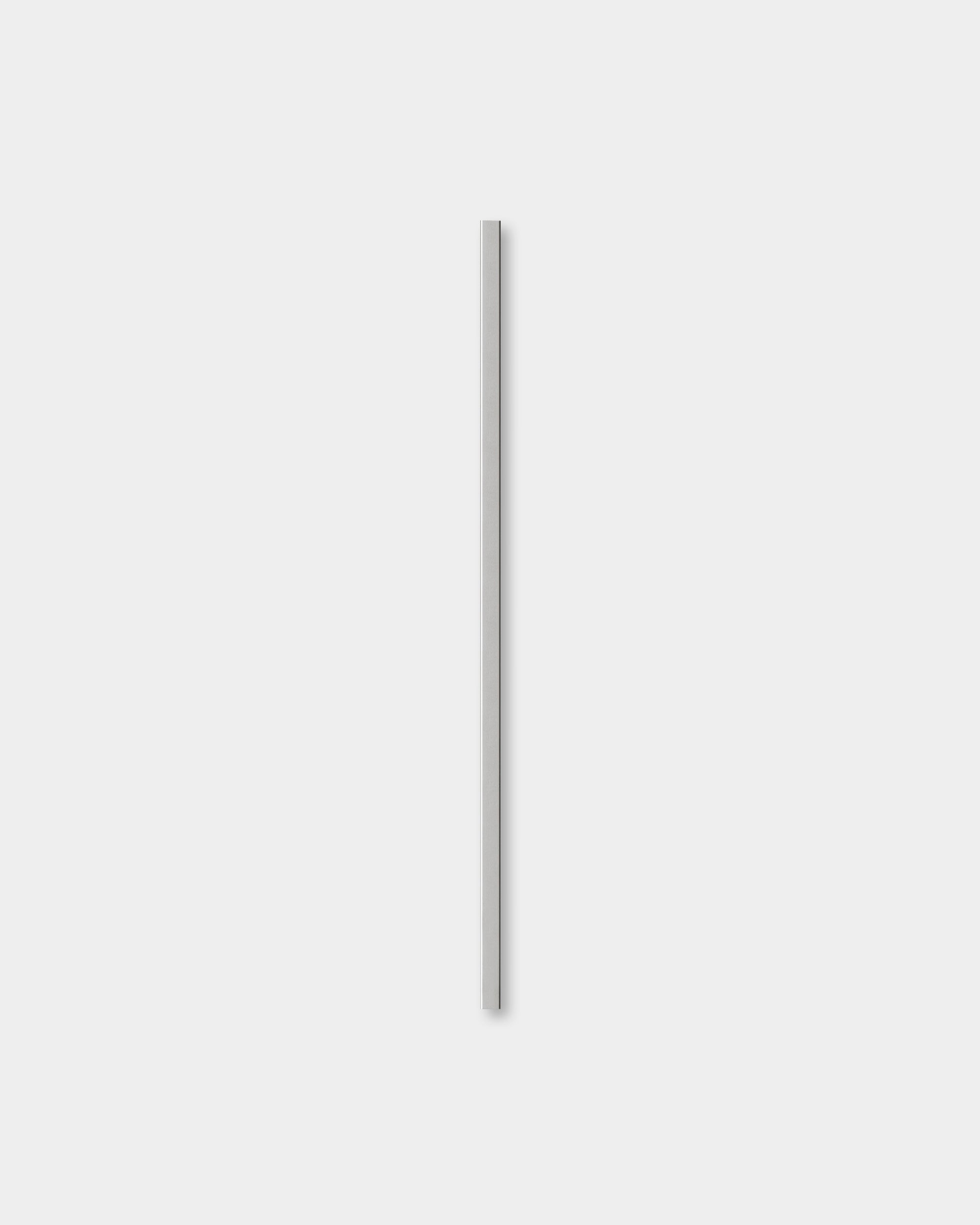 Eine einzelne polierte Liva-Abdeckung von steel, 120 cm hoch, steht senkrecht vor einem hellgrauen Hintergrund und betont das moderne nordische Design von WoodUpp.