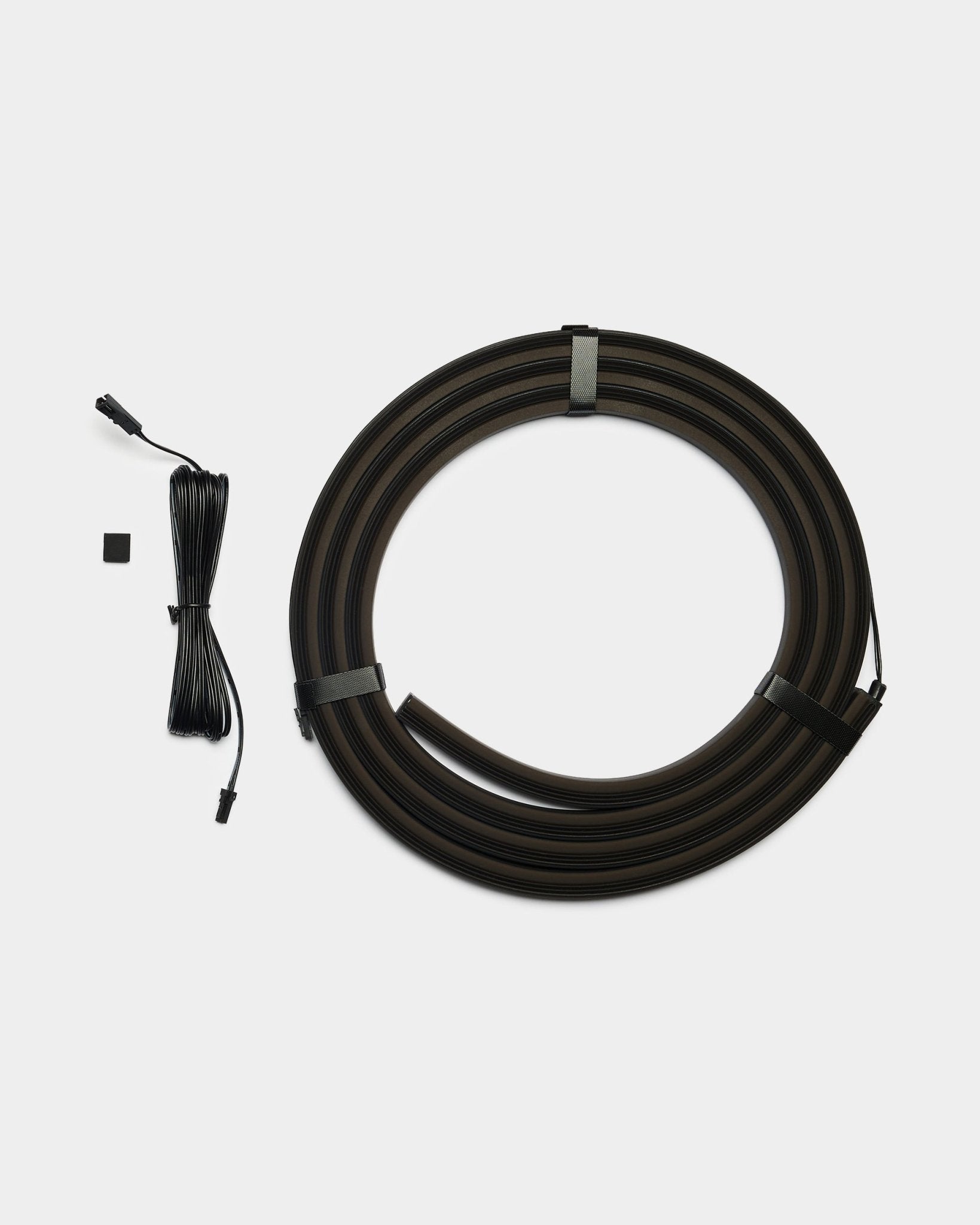 Lumi LED-Lichtleiste von WoodUpp mit zwei black 240cm Leisten mit Verbindern und einer small Komponente; entwickelt für die Integration mit Akustikpaneelen, Philips Hue kompatibel.