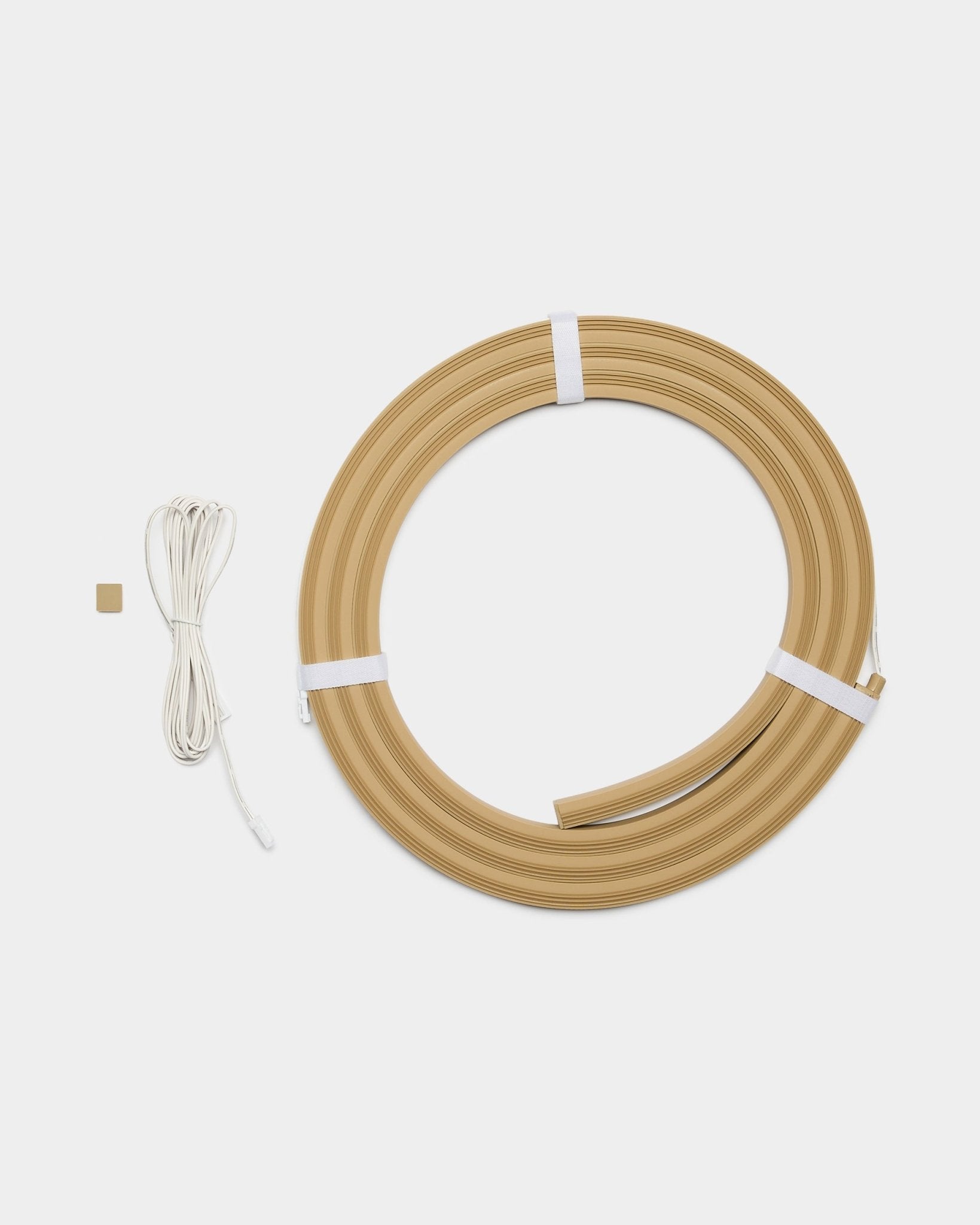 WoodUpp Lumi LED-Lichtleiste in beige, 240 cm lang, entwickelt zur Integration mit Akupanel Akustikpaneelen oder anderen WoodUpp LED-Projekten.