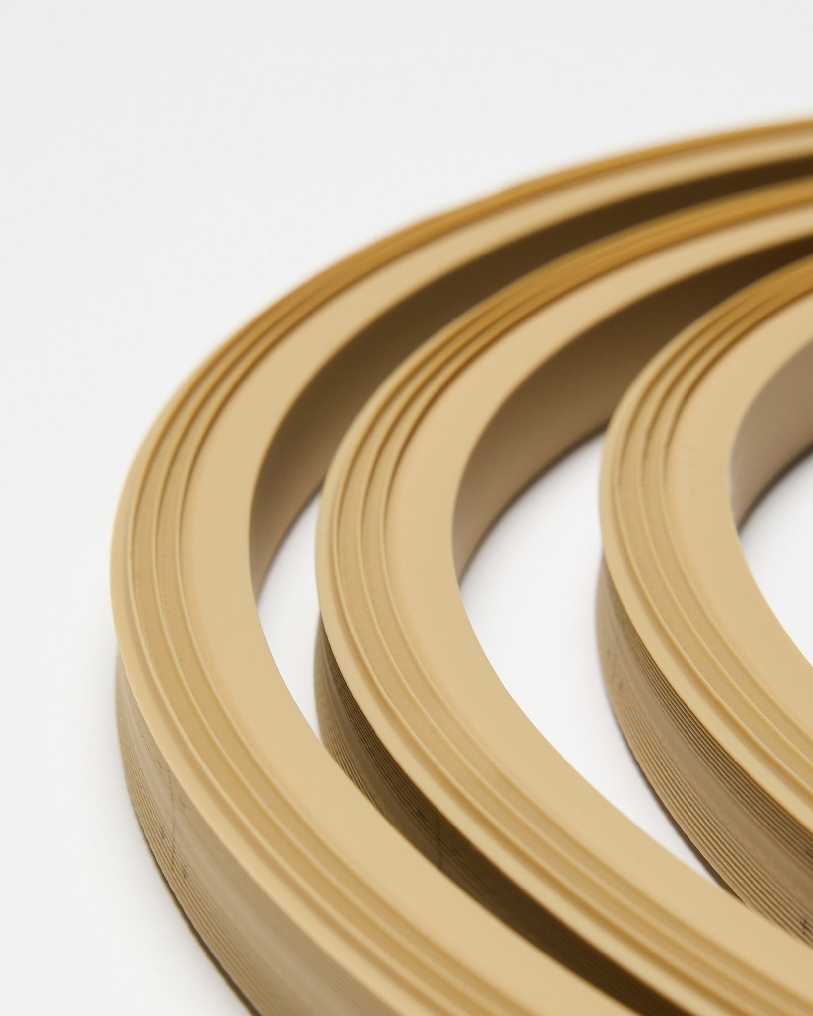 Nahaufnahme der WoodUpp Lumi LED-Lichtleiste in beige, 240 cm lang, vor weißem Hintergrund; entwickelt zur Integration mit Akupanel Akustikpaneelen oder Philips Hue Systemen.