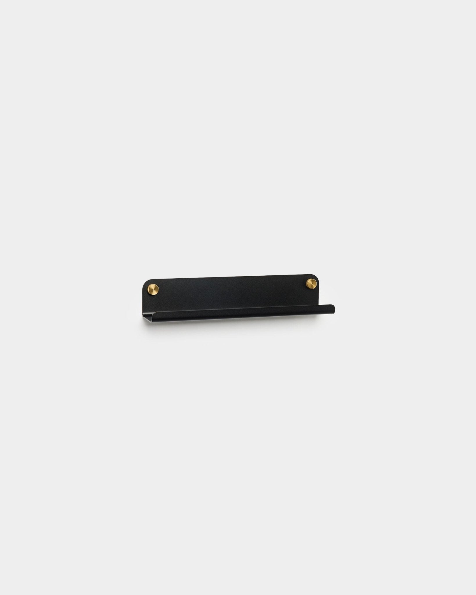 WoodUpp Norr Narrow Shelf in black, 35,9 cm lang, mit zwei goldenen Montageschrauben, auf hellgrauem Hintergrund.