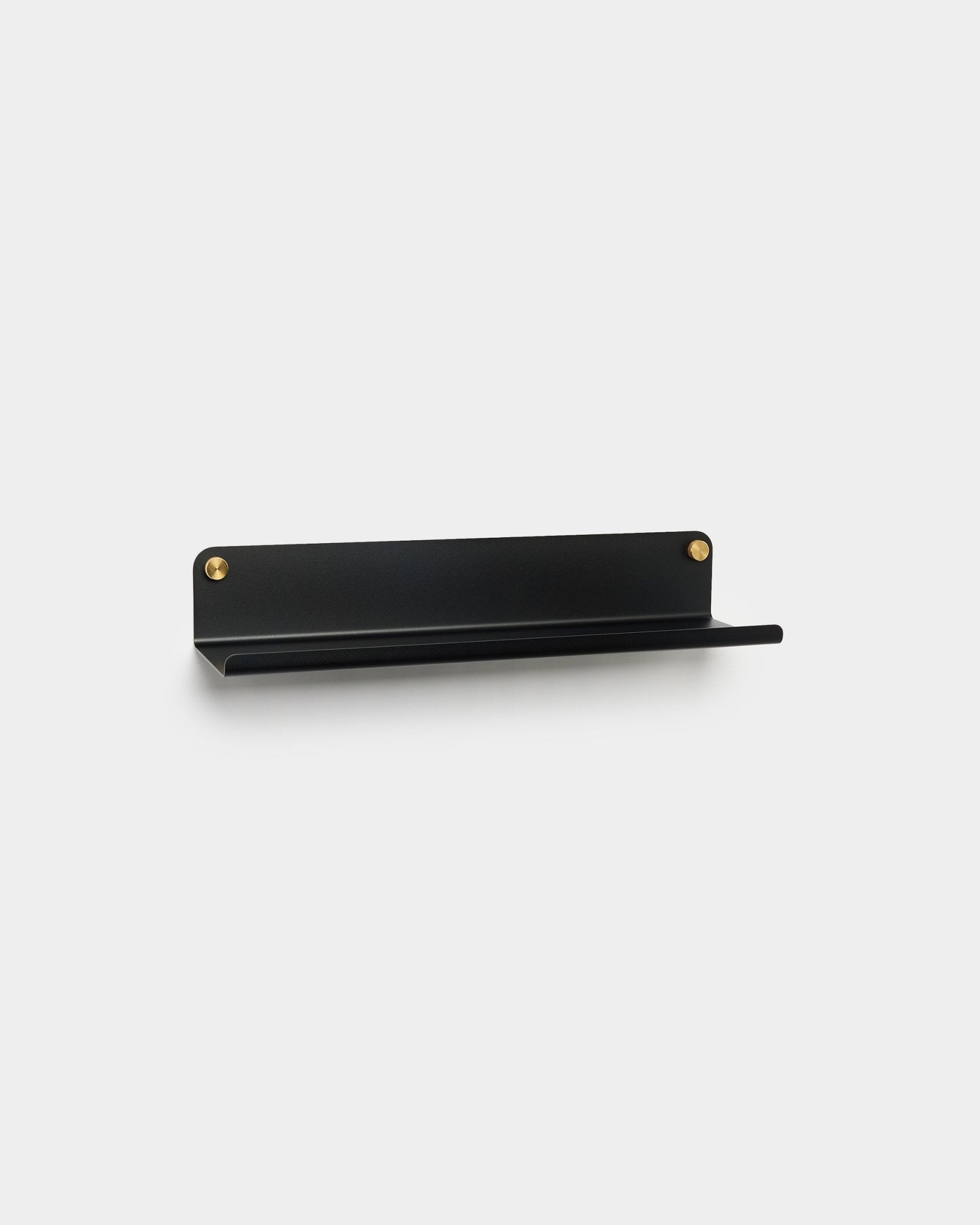 Das WoodUpp Norr Wide Shelf in black, 51,9 cm, hat ein minimalistisches Design aus pulverbeschichtetem Metall und wird mit goldenen Schrauben montiert – passend zu Akupanel Systemen.