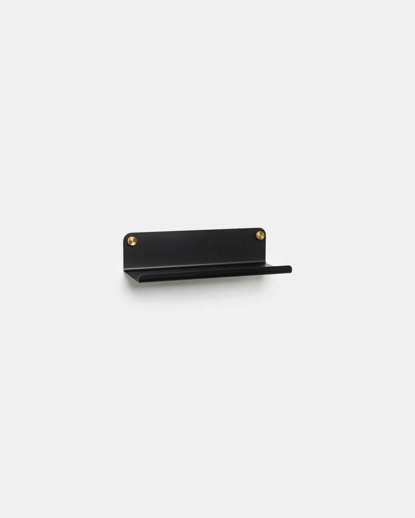 Das Norr Wide Shelf in black von WoodUpp, 35,9 cm, mit minimalistischem nordischem Design und zwei sichtbaren brass Schrauben vor schlicht weißem Hintergrund.