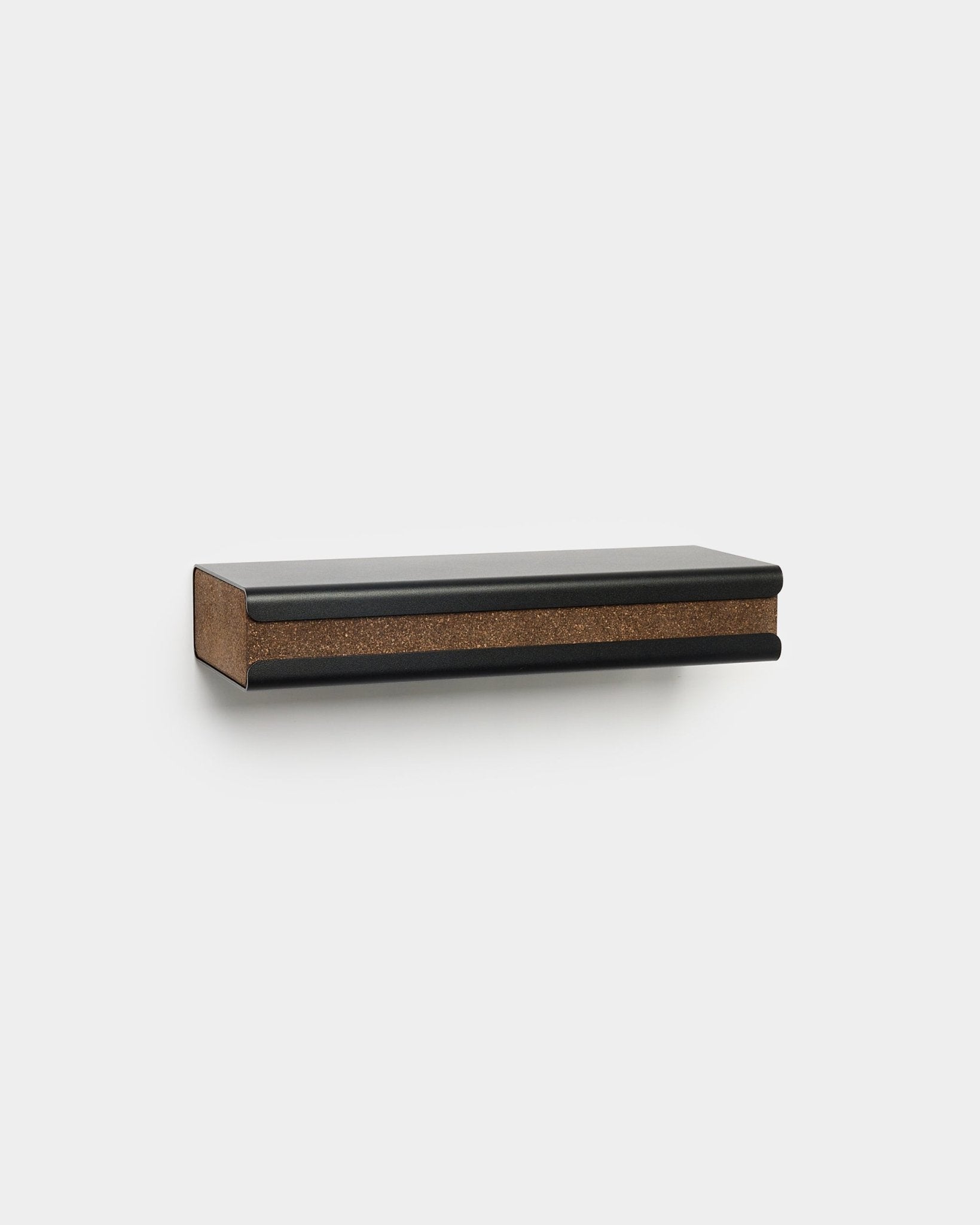 Norr Key Tray von WoodUpp, ein minimalistisches nordisches Accessoire-Regal in black mit Push-Open-Schublade und Rauchkorkleiste, 35,9 cm breit.
