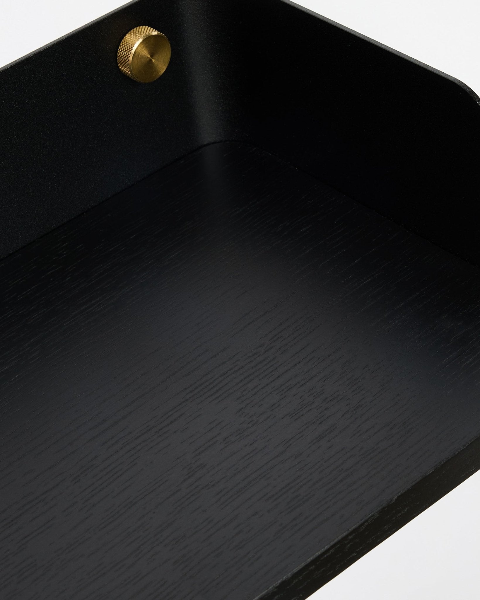 Nahaufnahme des WoodUpp Linn Bücherregals in Black Oak (55,9 cm), die die nordische Holzmaserung und das Detail der goldenen Schrauben zeigt, abgestimmt auf die Akupanel Kollektion.