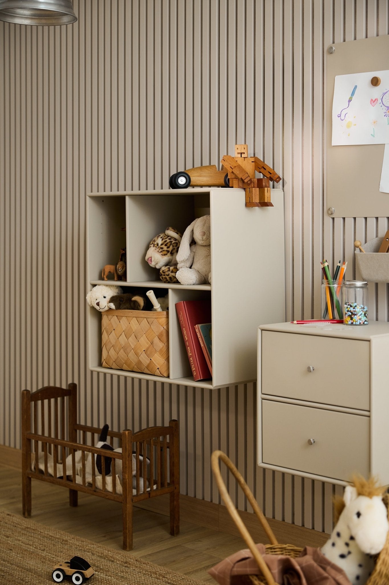 Kinderzimmer mit dem offenen Regal Arka von WoodUpp, das sich durch beigefarbene Regalböden für ordentliches Spielen und nordische Designelemente auszeichnet.