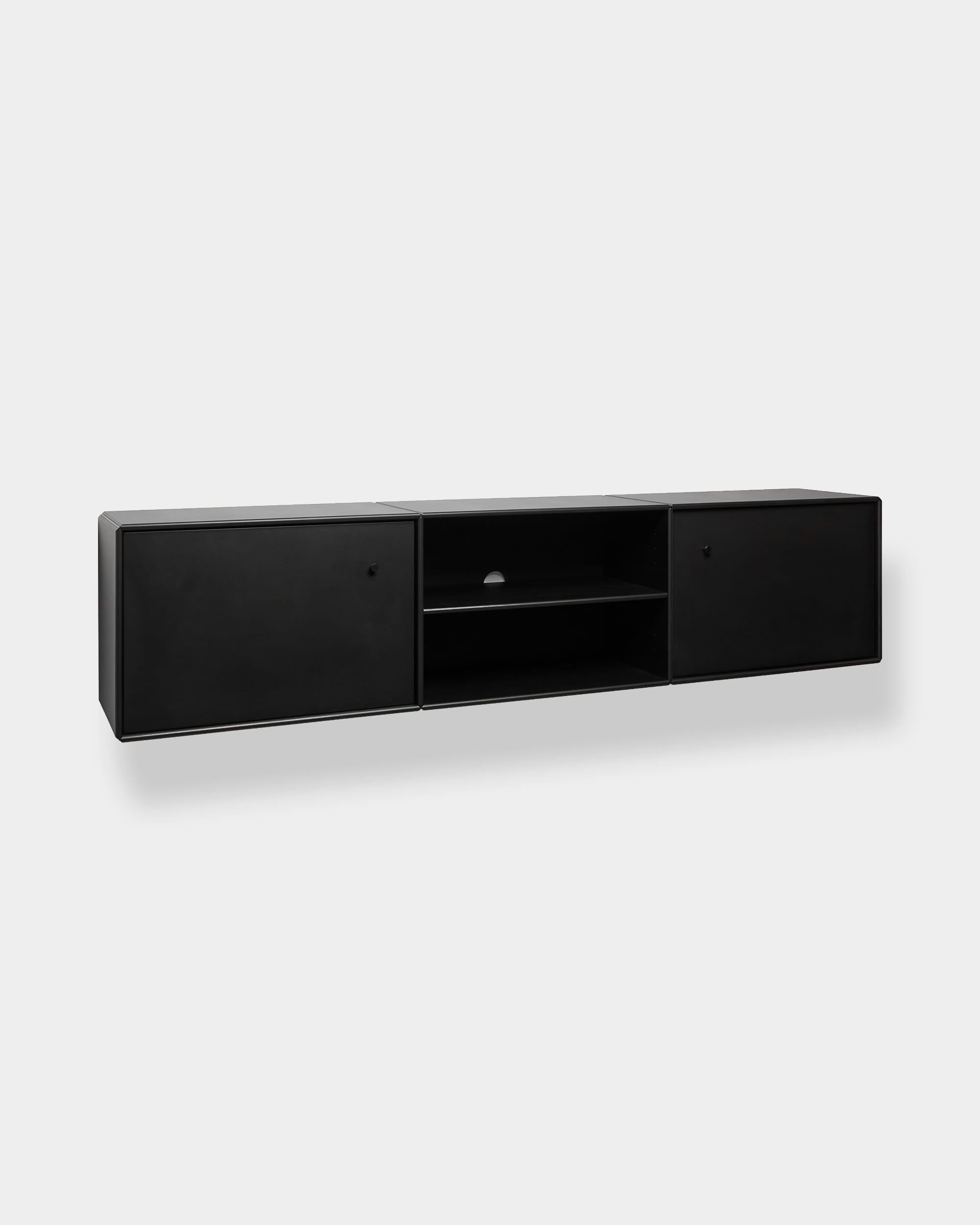 WoodUpp Arka TV-Konsole in Schwarz mit modularem Aufbau, Kabelführung, zwei geschlossenen Schränken und offenen Regalen für eine übersichtliche Aufbewahrung.