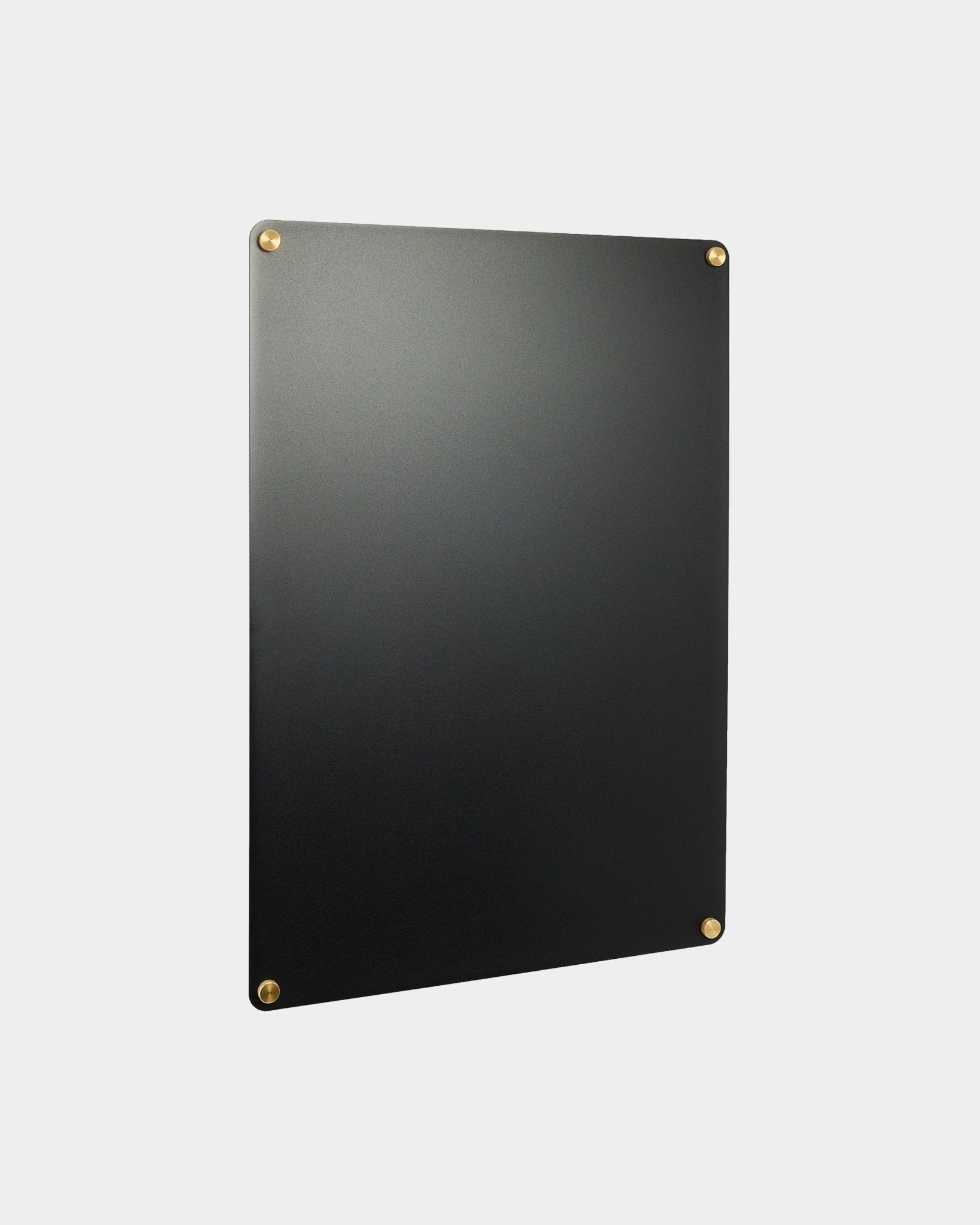 Large black Norr Magnettafel von WoodUpp, Teil der CREATE-Accessoires-Kollektion, an einer hellgrauen Wand montiert.