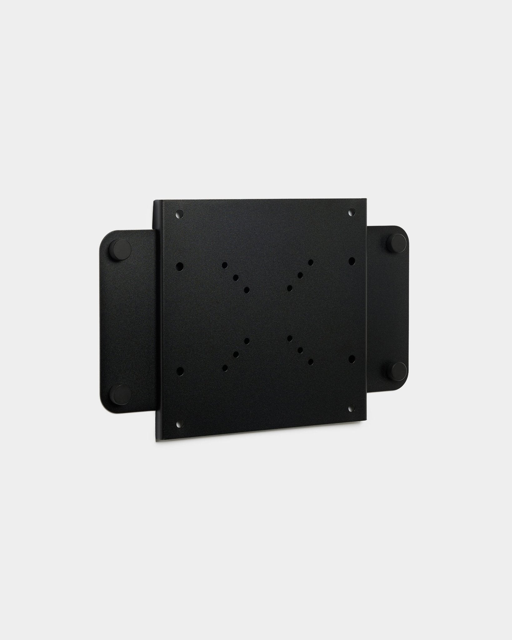 Die Fjell | TV Mount (small) von WoodUpp, eine black Metallhalterung mit mehreren Schraublöchern und Magnetverschluss, vor weißem Hintergrund dargestellt.