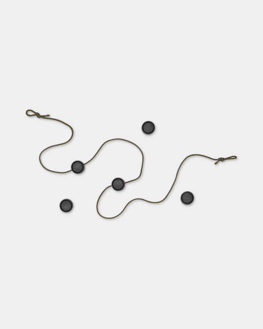 Die Vindar | Gallery String von WoodUpp hat ein brown Kabel mit magnetischen Clips und vier black Kreisen, gezeigt vor einem hellgrauen Hintergrund.