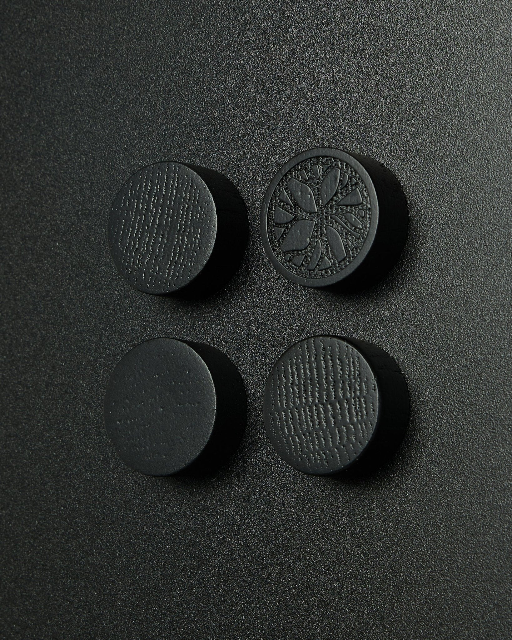 Set mit 4 runden black oak Magneten von WoodUpp, entwickelt für das Norr Magnetic Board. Matte Oberfläche mit feiner Holzstruktur. Geeignet als Akupanel Accessoires.
