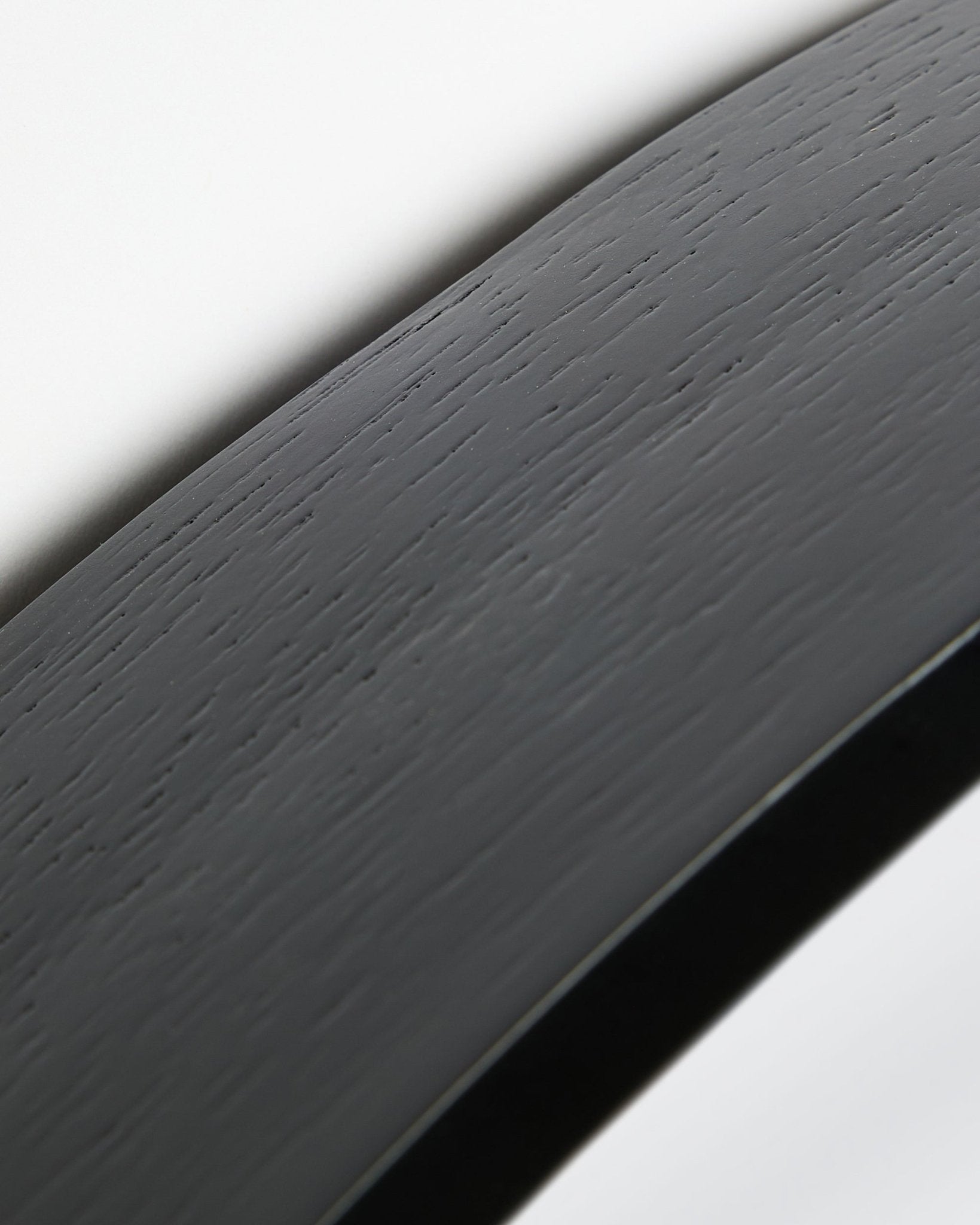 Nahaufnahme der Linn | Mirror / Black Oak Akustikpaneel von WoodUpp mit geschwungener black oak Oberfläche und Rahmen vor weißem Hintergrund.