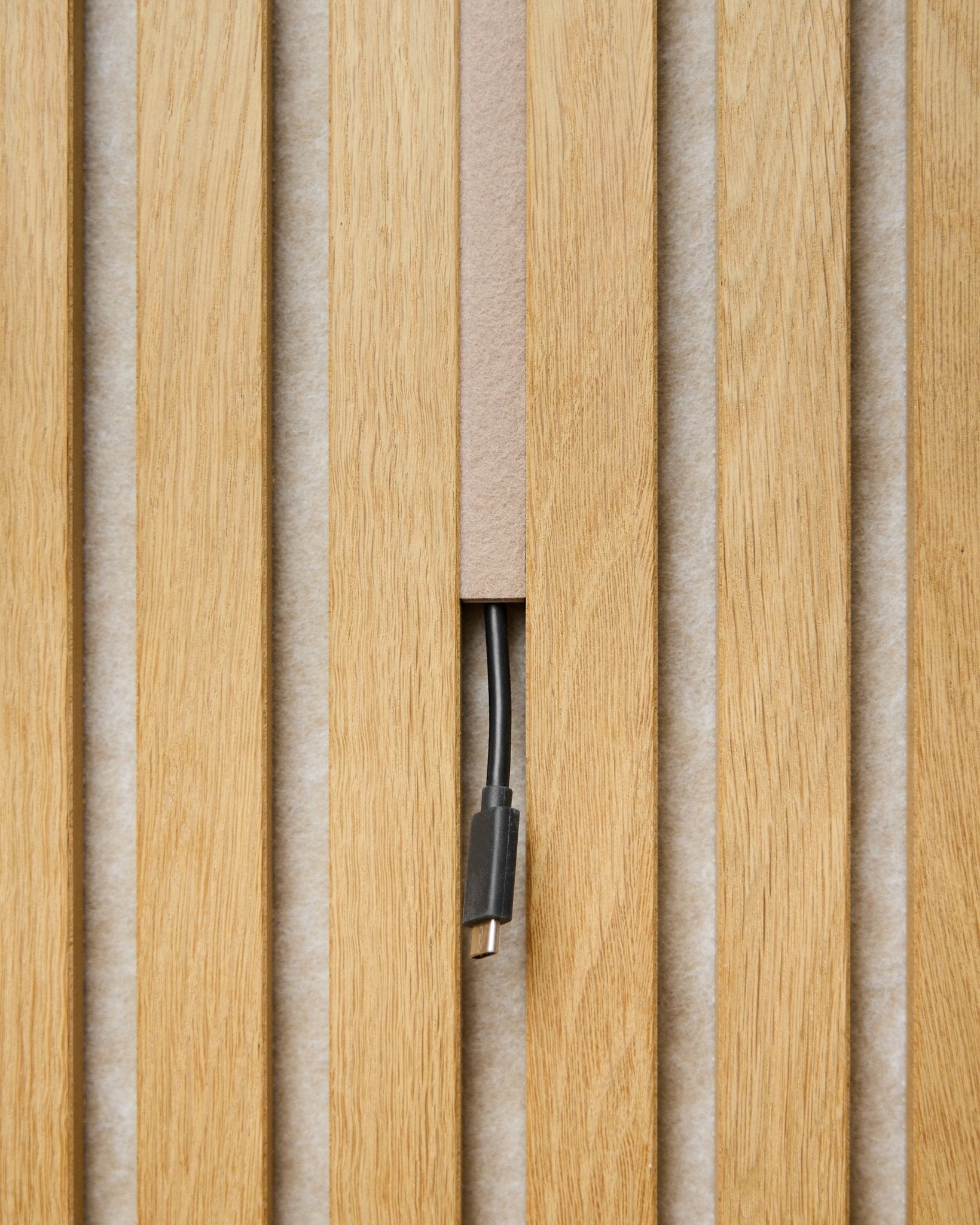 Die Dupps Pop-on Kabelabdeckung (beige, 3er-Set) von WoodUpp verbirgt Kabel zwischen Akustikpaneel Lamellen, sodass für ein klares Finish nur der Anschluss sichtbar bleibt.