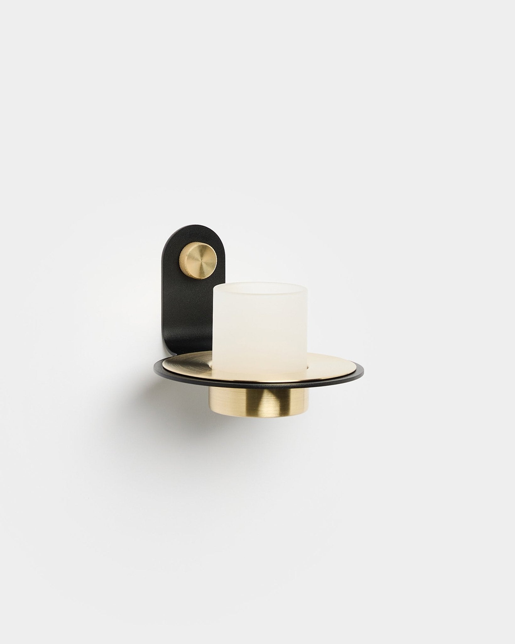Norr Kerzenhalter von WoodUpp mit einem black und brass Sockel sowie einem Schirm aus Milchglas, gestaltet als ideale Ergänzung für LED-Kerzen; passend zum nordisch-minimalistischen Stil.