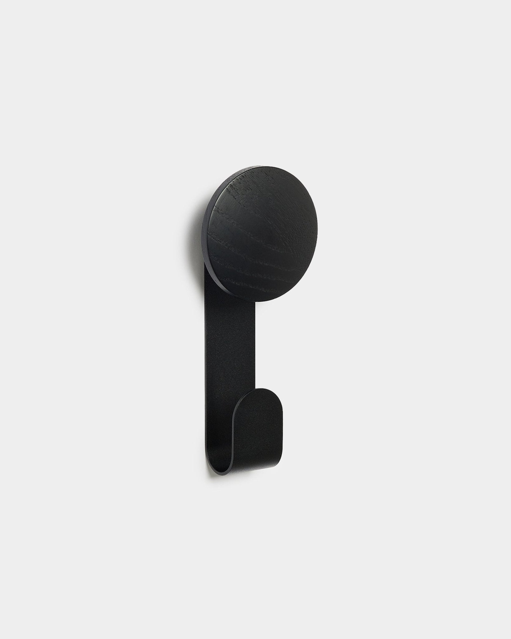 Linn Vertical Haken in Black Oak von WoodUpp, ein minimalistisches Accessoire zum Aufhängen von Gegenständen an Akupanel Akustikholzpaneelen.