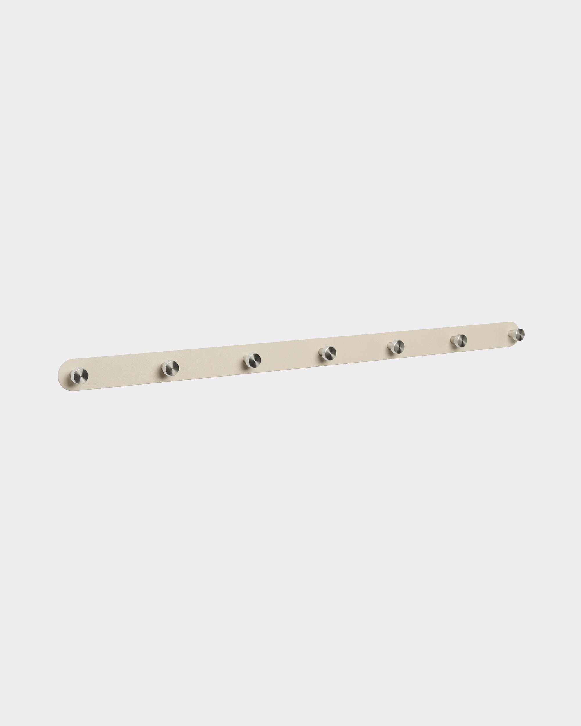 WoodUpp Norr Garderobenhakenleiste in beige und Edelstahl steel mit 7 Haken, entwickelt für die wandmontierte Organisation im Eingangsbereich; minimalistischer nordischer Stil.