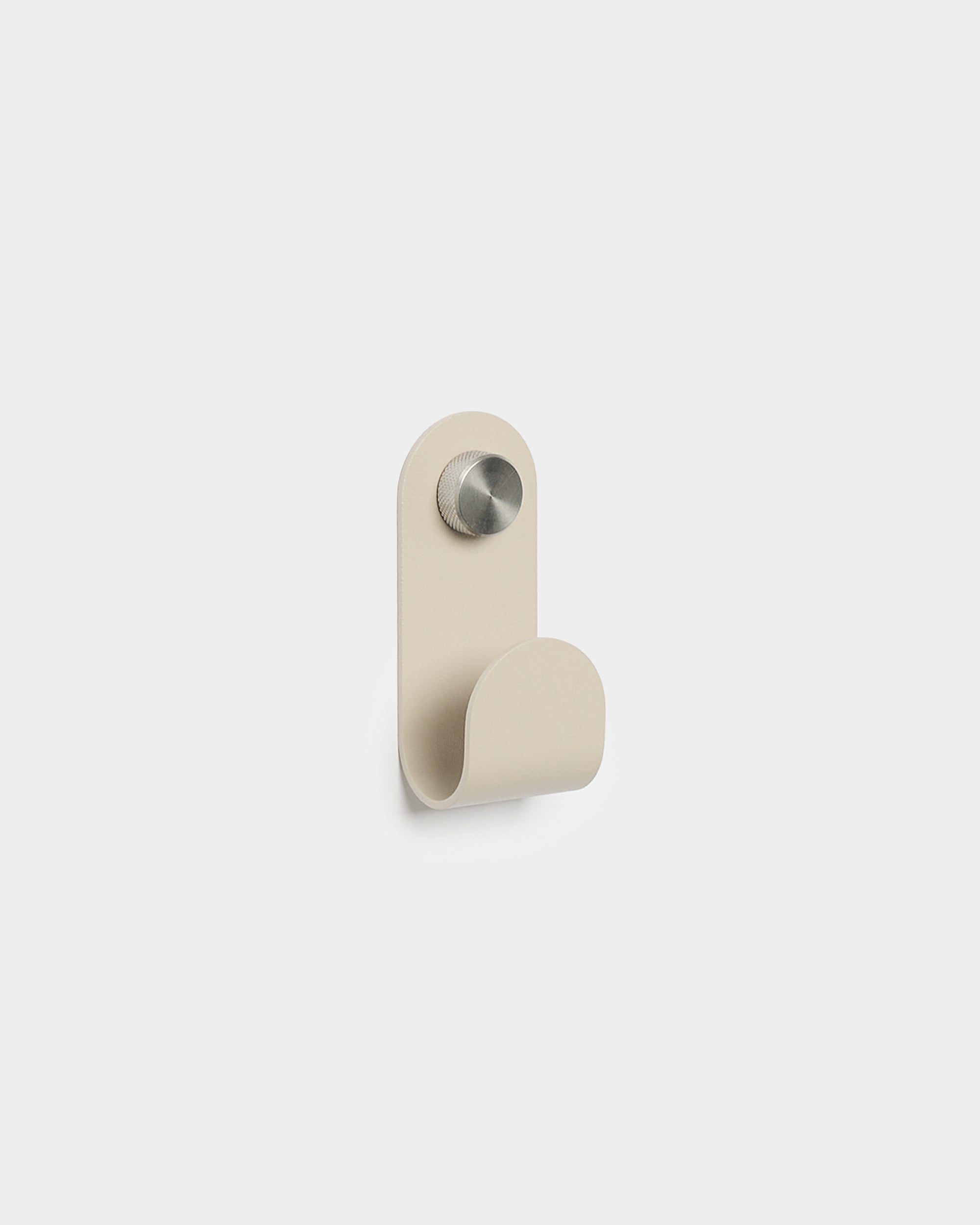 WoodUpp Norr Single Hanger in beige mit minimalistischer, geschwungener Form und Finish aus gebürstetem Metall, entworfen als Zubehör für kompakte Akupanel-Wandhaken.