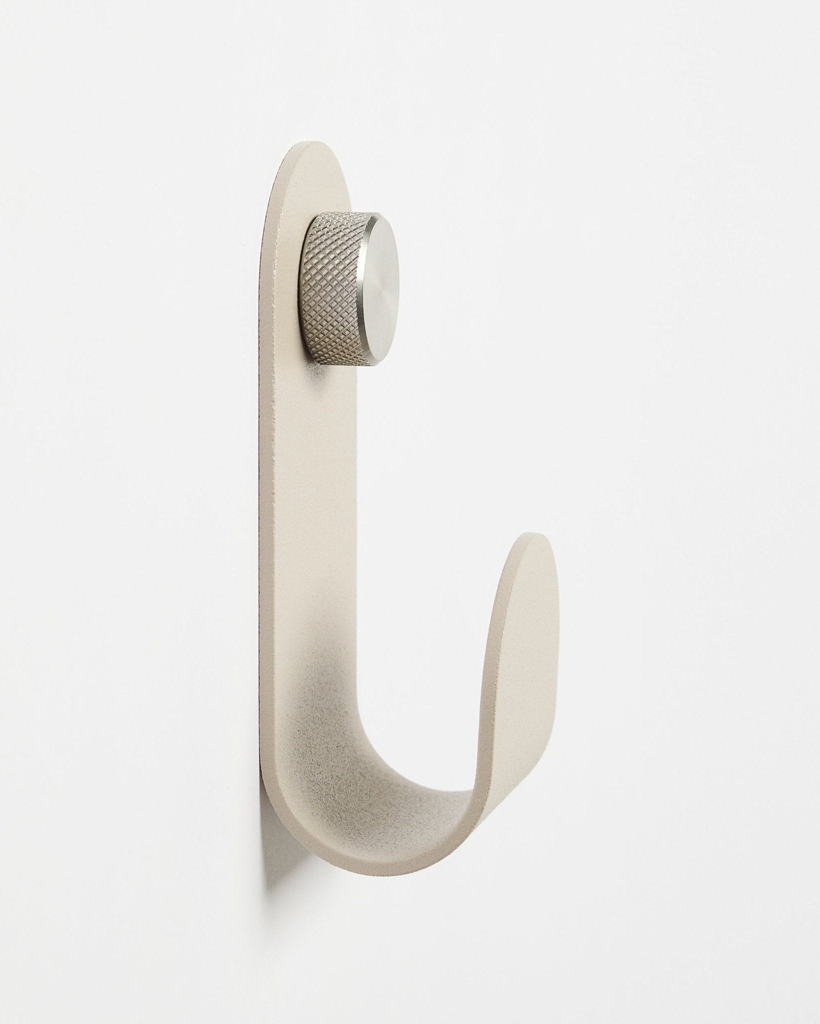 Der Norr | Single Hanger in Beige von WoodUpp, ein minimalistisches, wandmontiertes Accessoire mit silbernem Knauf, das Akupanel Akustik-Holzpaneele ergänzt.