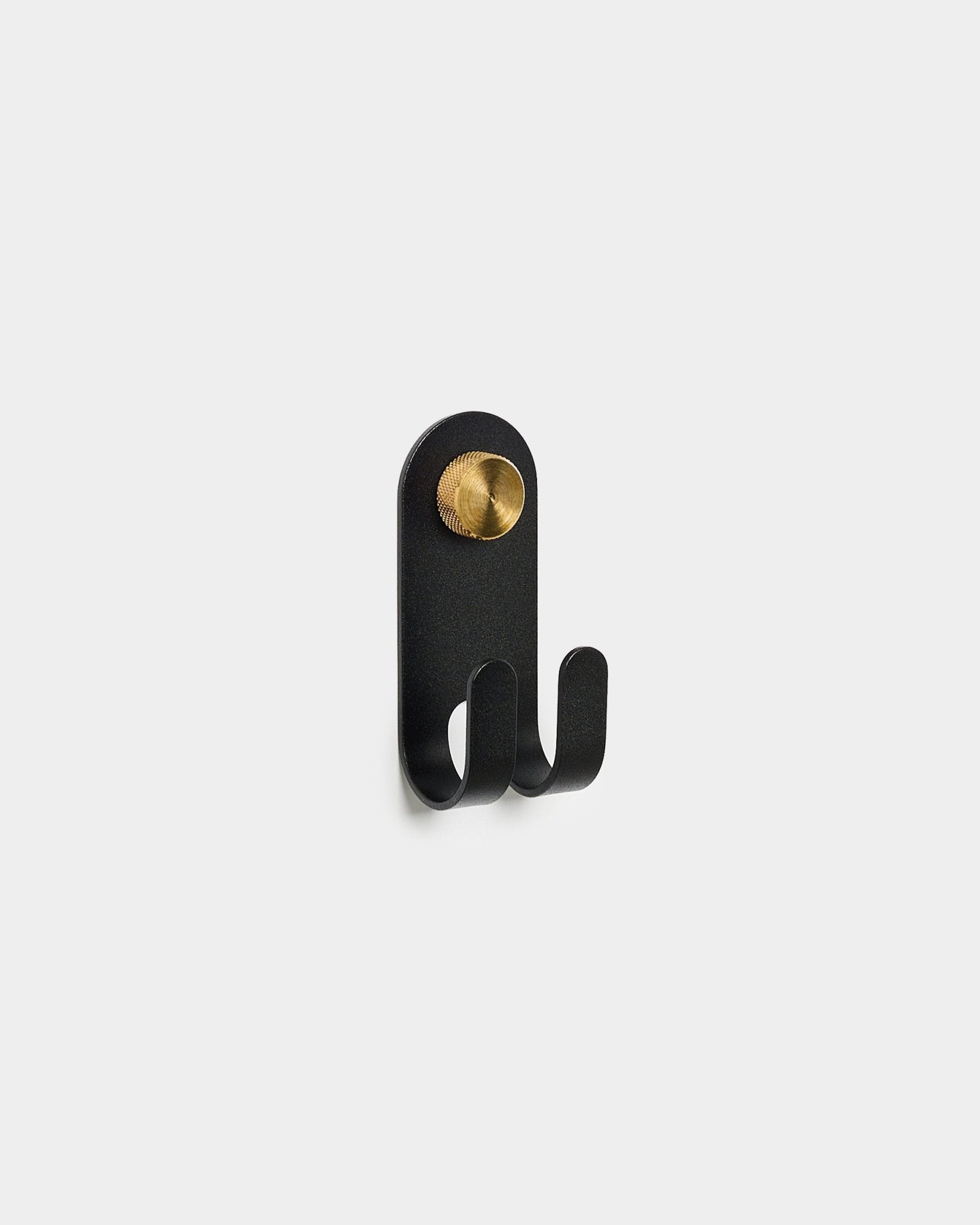 WoodUpp Norr Double Hanger in black, mit zwei Haken und einem runden brass-Akzent, vor schlicht weißem Hintergrund dargestellt.