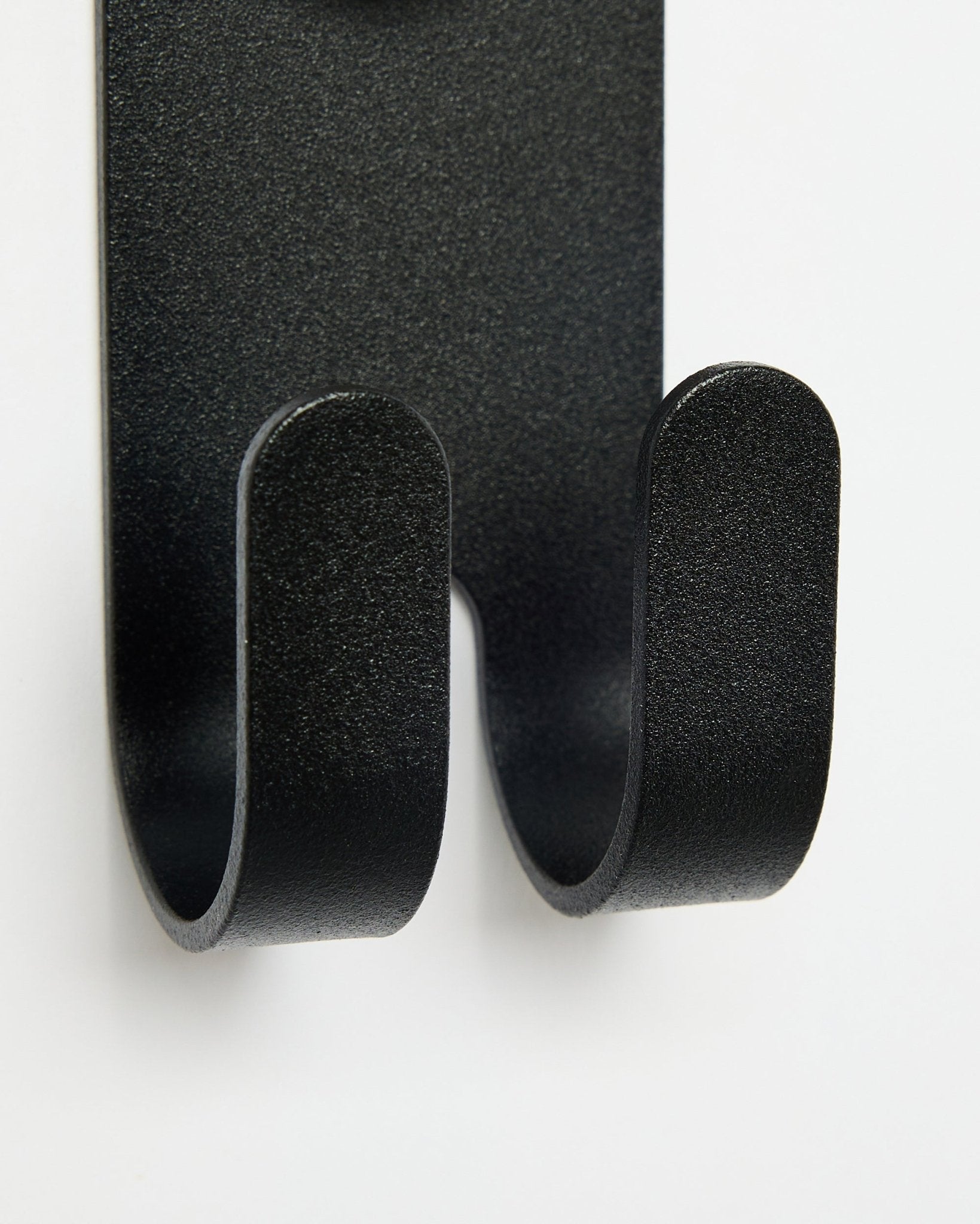 Nahaufnahme des Norr Double Hanger in black von WoodUpp, mit doppelten Haken für Akupanel-Accessoires vor weißem Hintergrund.