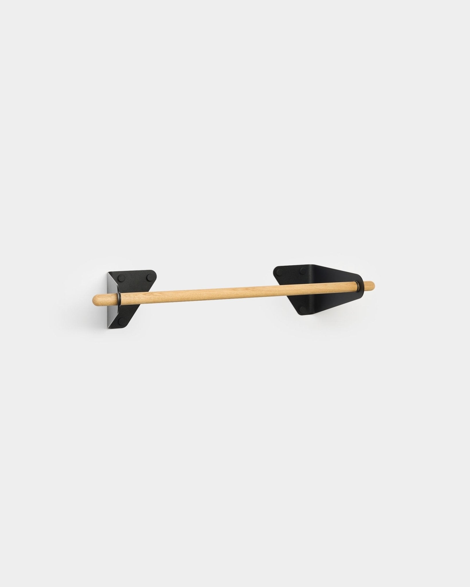 WoodUpp Toilettenpapierhalter mit minimalistischem Holzstab und black dreieckigen Halterungen, passend zur Linn Garderobenleiste für Akupanel Accessoires.
