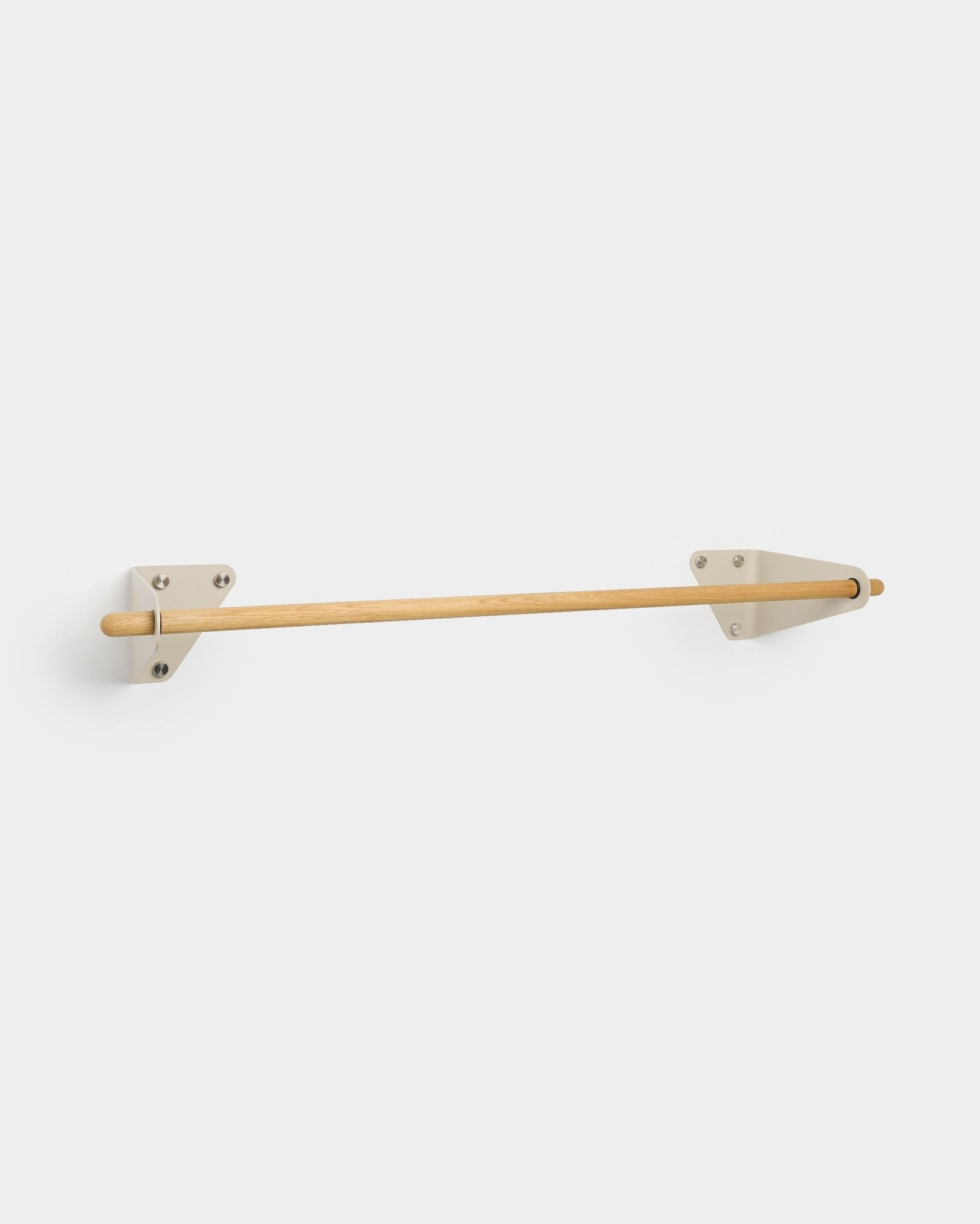 WoodUpp Linn minimalistische Garderobenstange in beige, 115,9 cm, mit Stange aus massiver Eiche und weißen Metallhalterungen, vor schlichtem Hintergrund gezeigt.