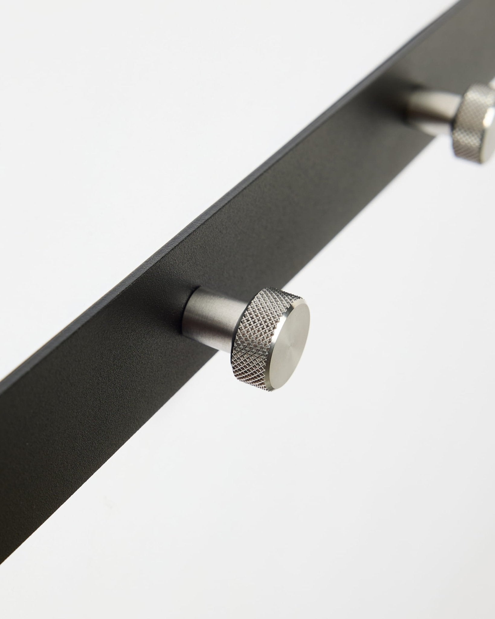 Nahaufnahme von Norr | Coat Hook Rack / X5 von WoodUpp in black und Edelstahl steel, entworfen als Zubehör für Akupanel Akustikpaneele oder den Einsatz im Flur.