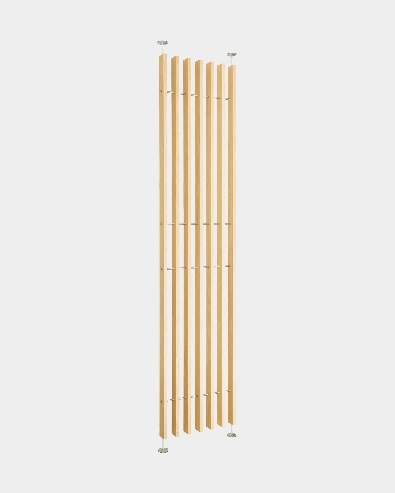 EMBRACE Raumteiler BM1 von WoodUpp (286–302 cm) mit hohen Lamellen aus Eichenfurnier und schlanken Metallstangen für eine einfache, bohrfreie Montage; nordisch-minimalistisches Design.