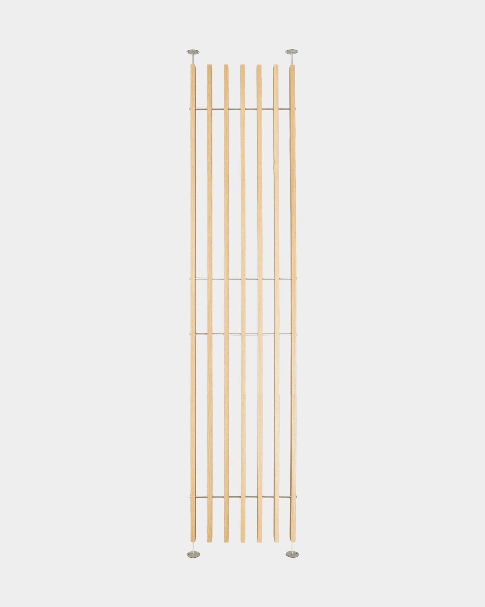 Der Embrace BM1 Raumteiler von WoodUpp, verstellbar auf 286–302 cm, hat nordische Lamellen aus Eichenfurnier mit Metallstützen und lässt sich werkzeugfrei und ohne Bohren montieren.