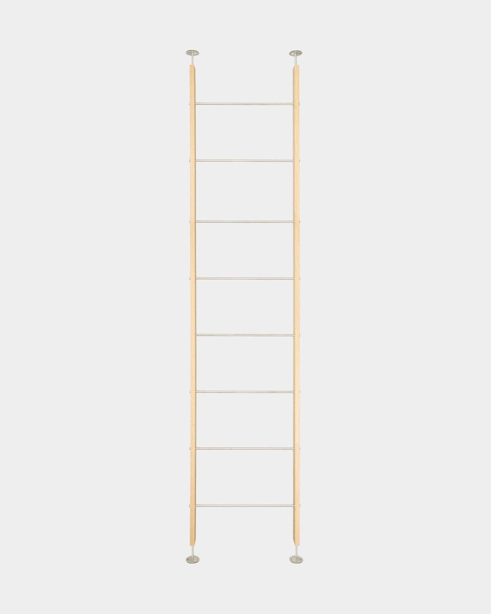 Embrace Raumteiler BM2 von WoodUpp, ein nordischer akustischer raumhoher Raumteiler (286–302 cm), steht senkrecht vor einem schlichten weißen Hintergrund.