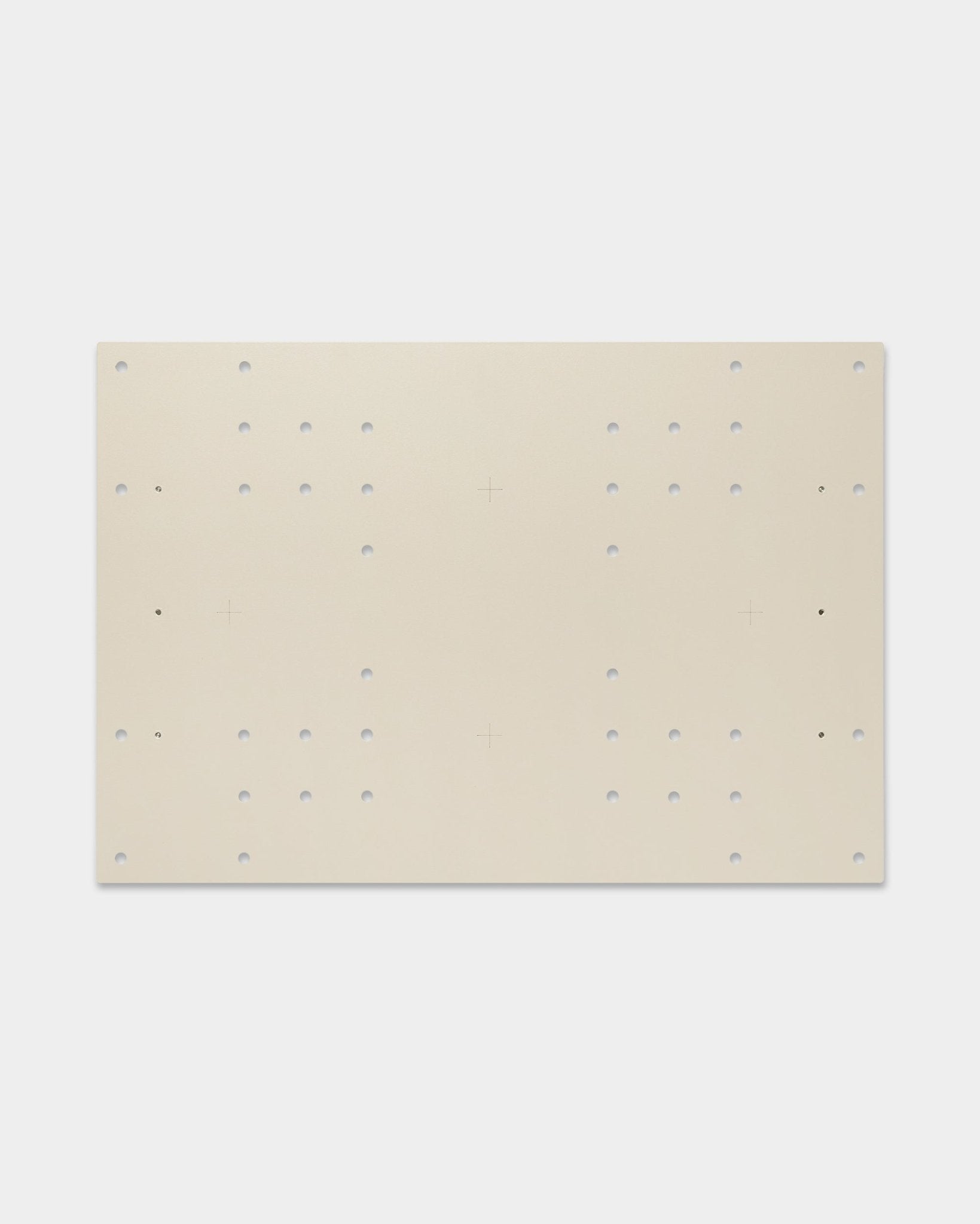 Das Nell | TV-Mount / BM1 von WoodUpp ist eine 64x44 cm große beige Platte für Akustikpaneele mit Rasterlöchern und Kreuzen für flexible Montagemöglichkeiten.