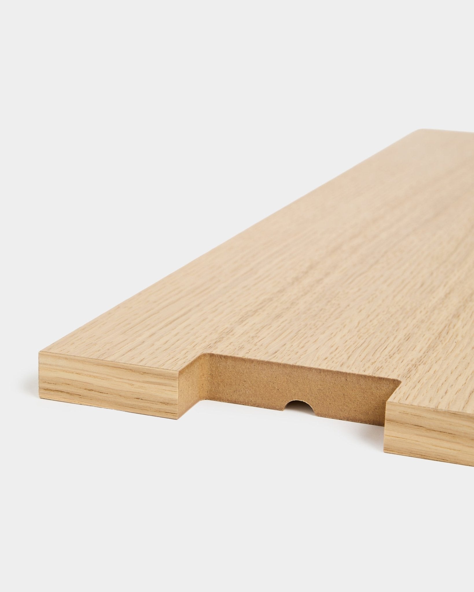 Lova | Holzregal BM2 aus Eichenfurnier von WoodUpp, 65,8 x 20 cm, in Nahaufnahme mit eingekerbtem Ausschnitt und halbkreisförmiger Nut vor weißem Hintergrund.